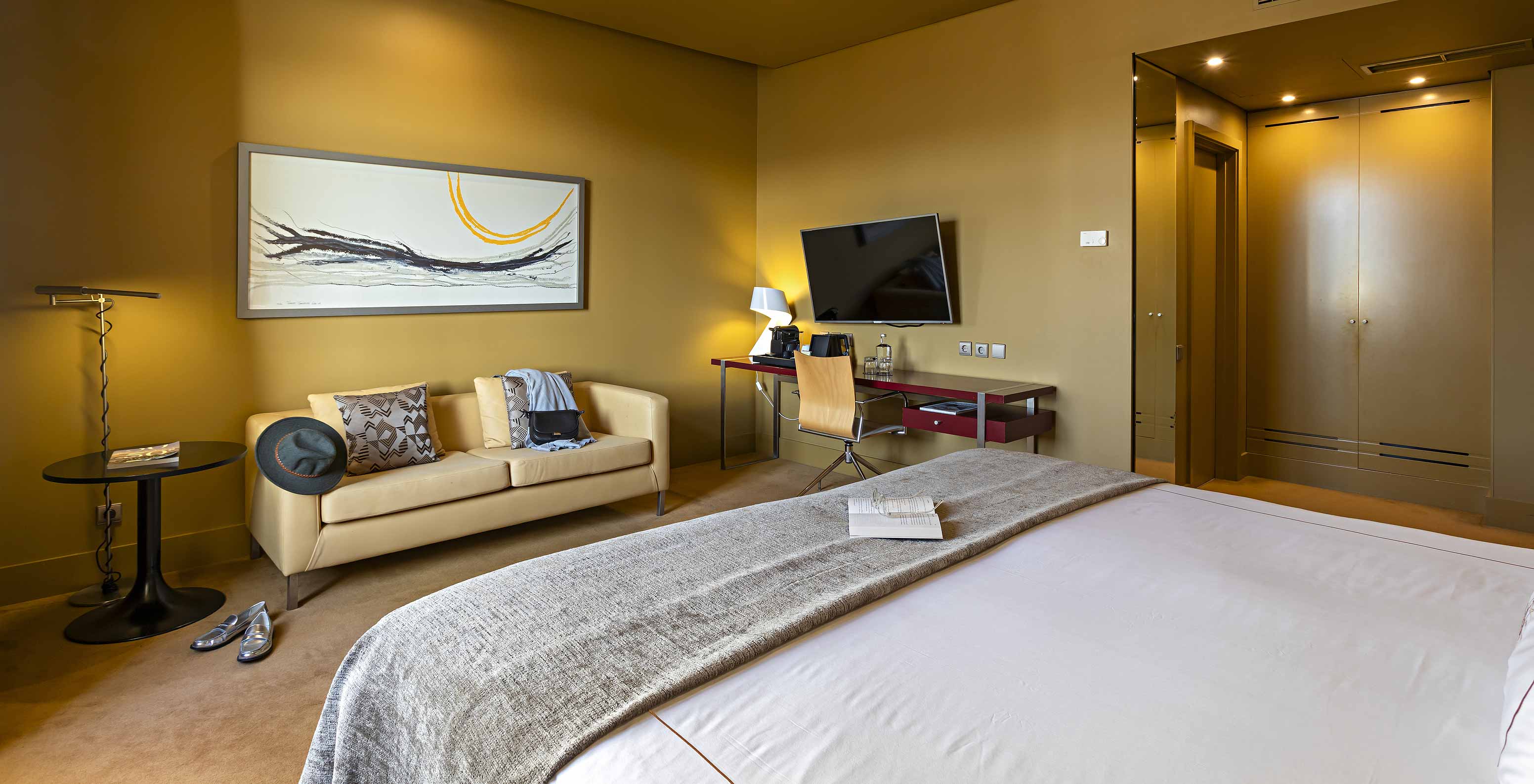 El Executive tiene una cama doble, un sofá, una televisión y un escritorio