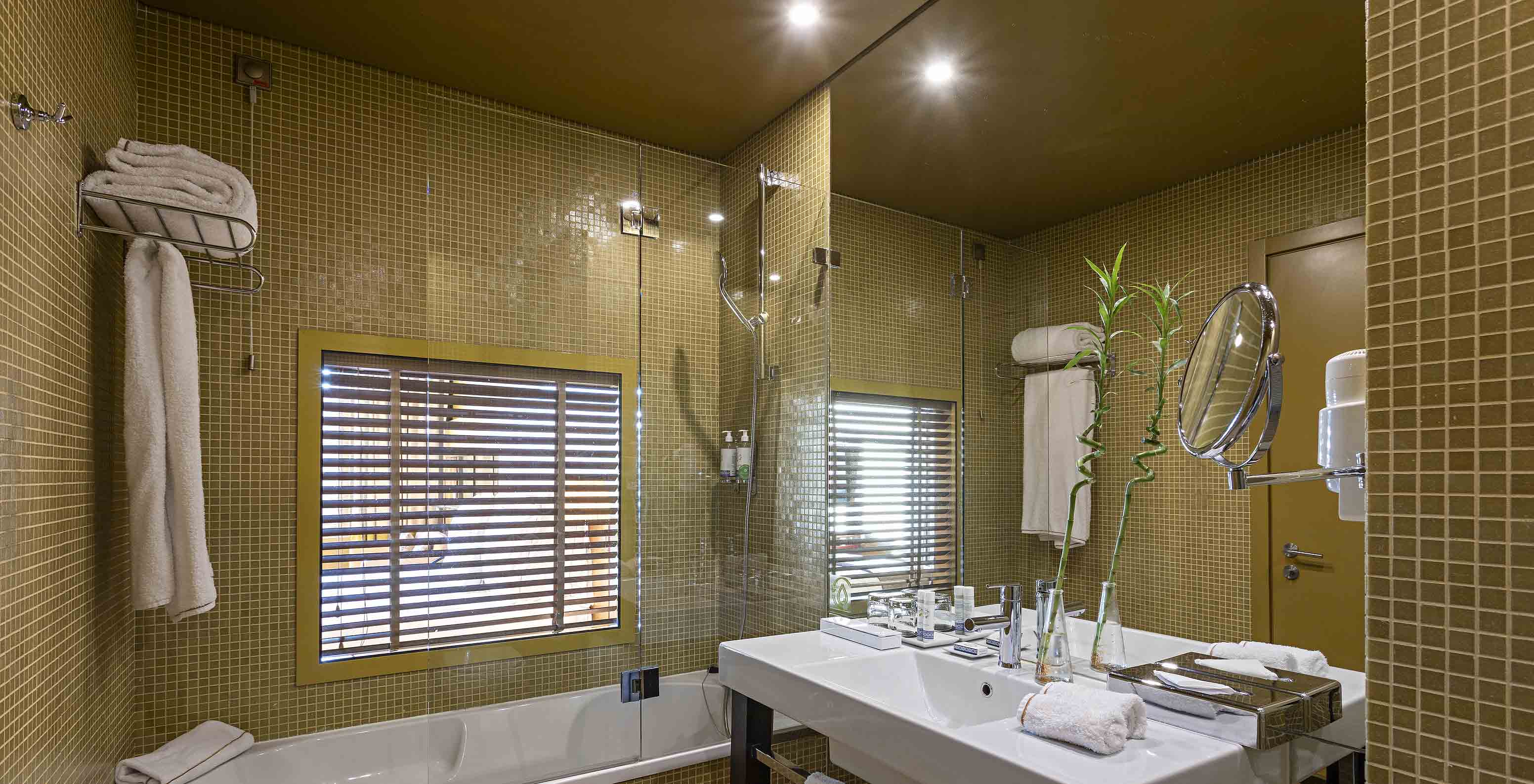 El Executive Superior tiene un baño con bañera y una ventana al dormitorio