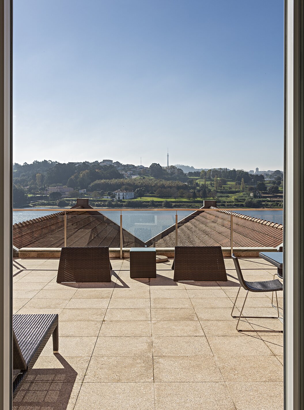 La Suite Nasoni tiene un gran balcón con dos mesas, sillas y una tumbona