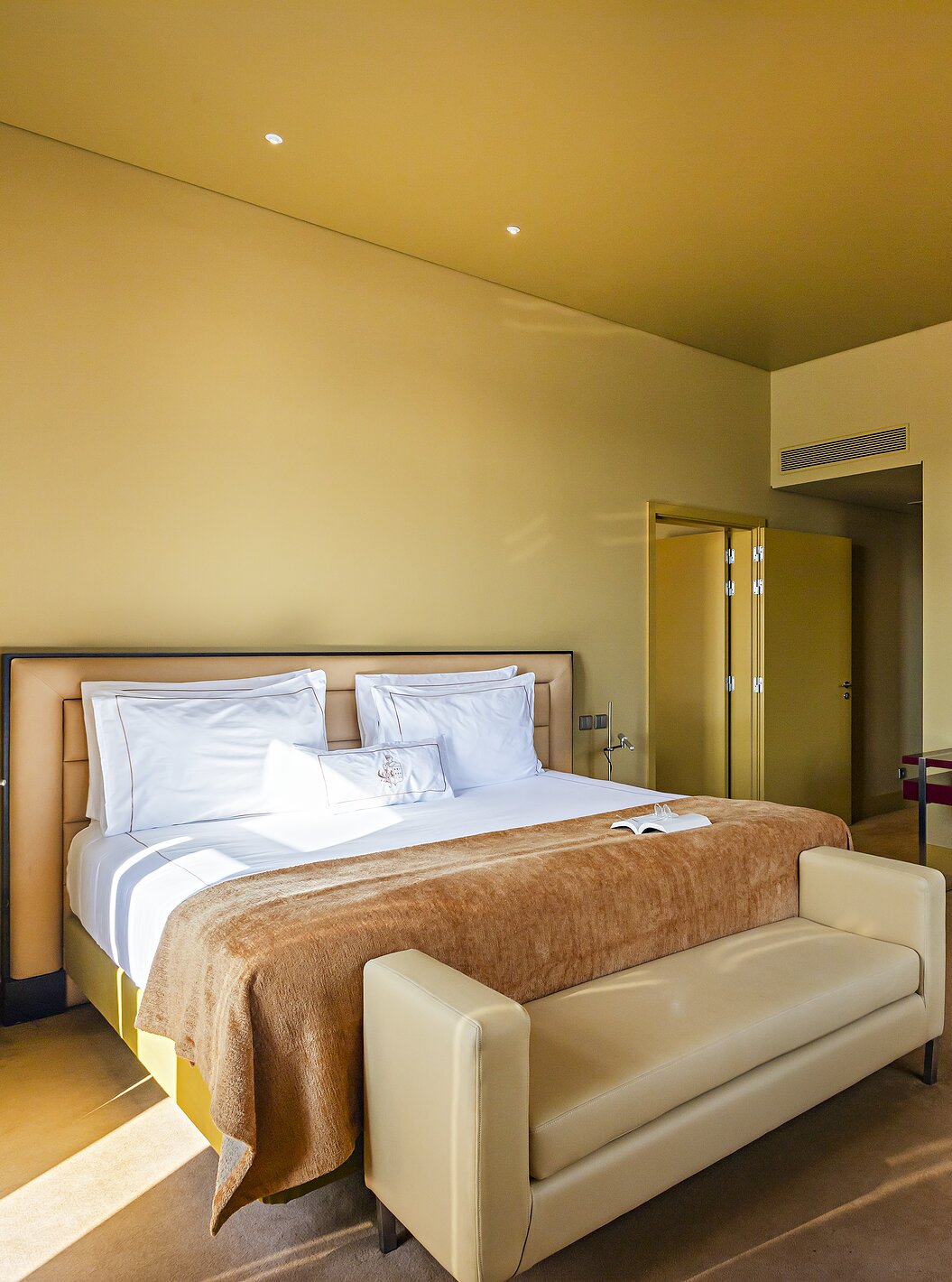 La Suite Nasoni tiene un dormitorio con cama doble, dos sillones y escritorio