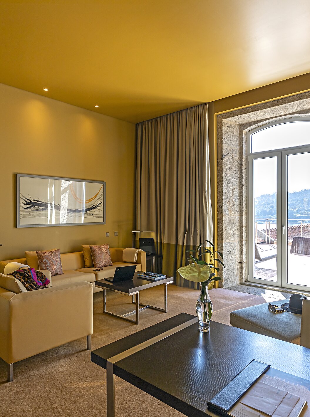 La Suite Nasoni tiene una sala con sofás, escritorio y una ventana de piedra hacia el balcón