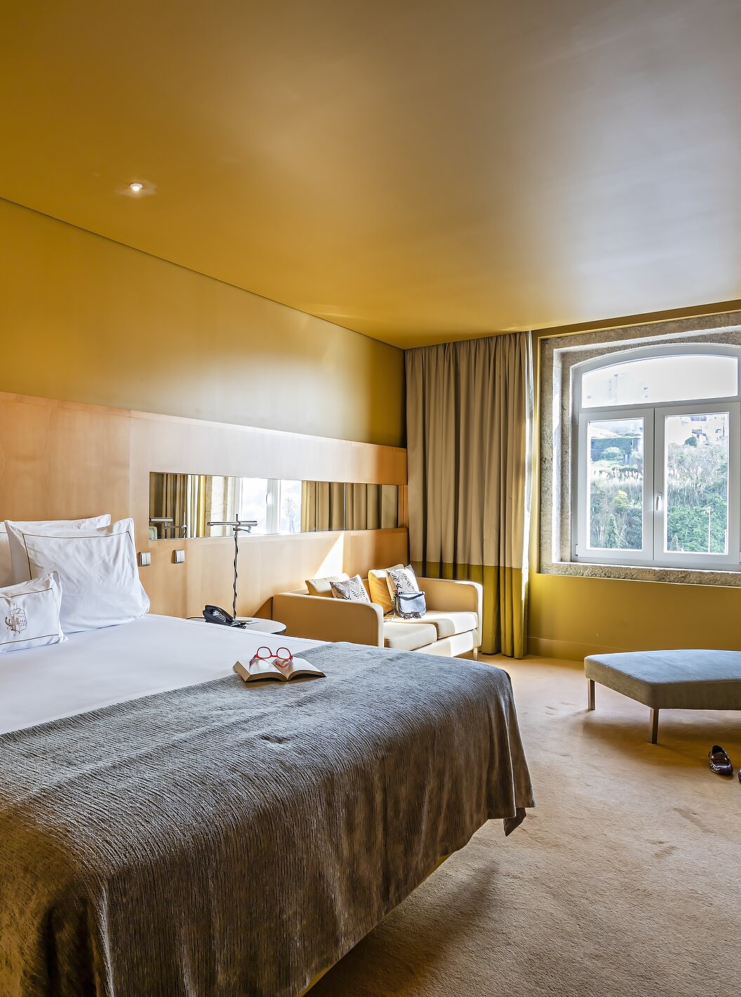 La habitación Superior del Pestana Palácio do Freixo tiene cama doble con colcha gris y ventana con vistas