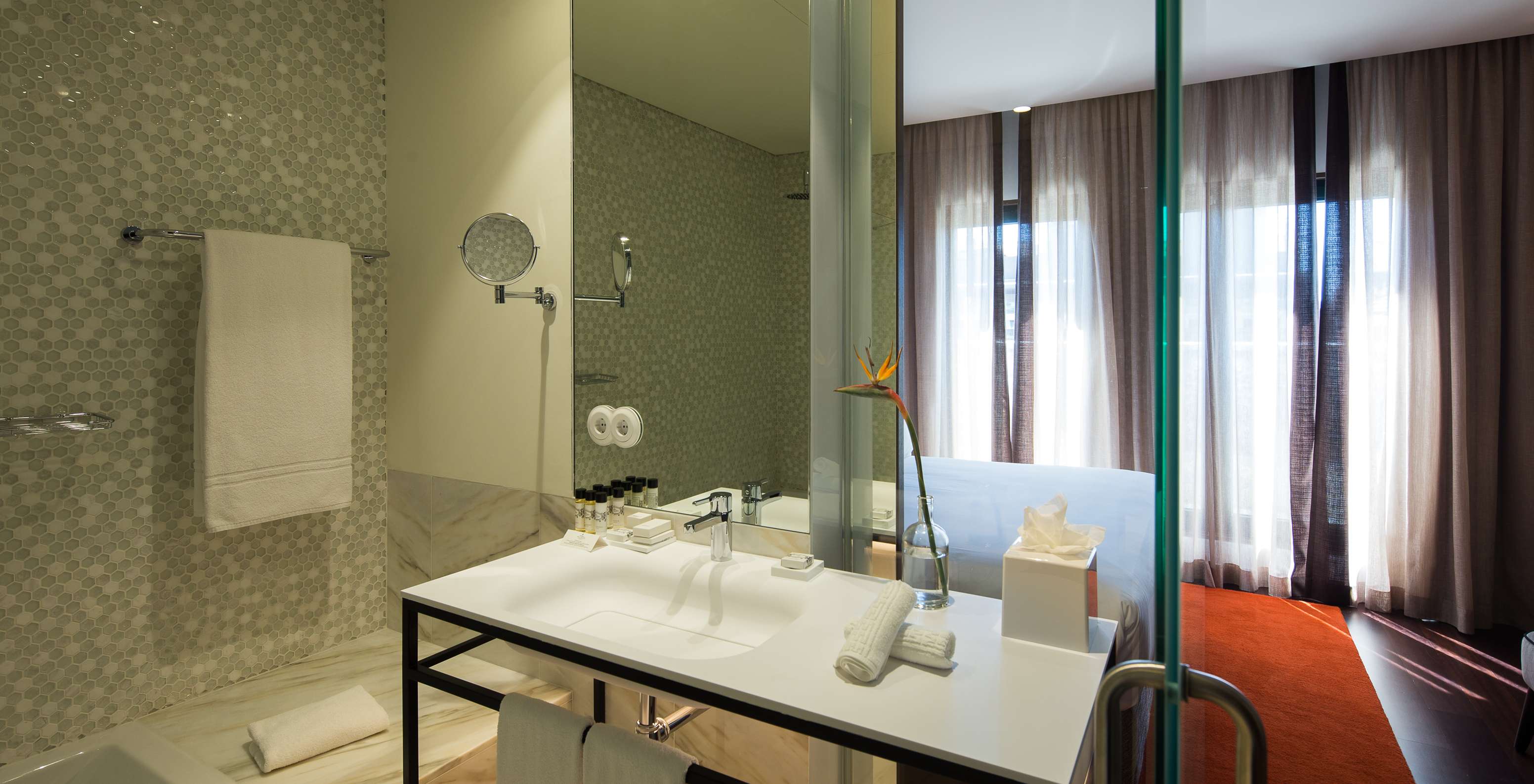 El Deluxe Executive Grand View del Pestana Porto - A Brasileira tiene un baño con bañera y un lavabo