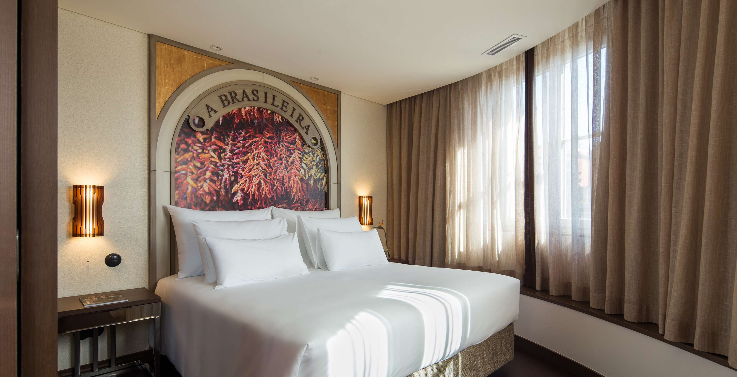 La Master Suite del Pestana Porto - A Brasileira tiene una cama queen size con vista amplia a la Rua Sá da Bandeira