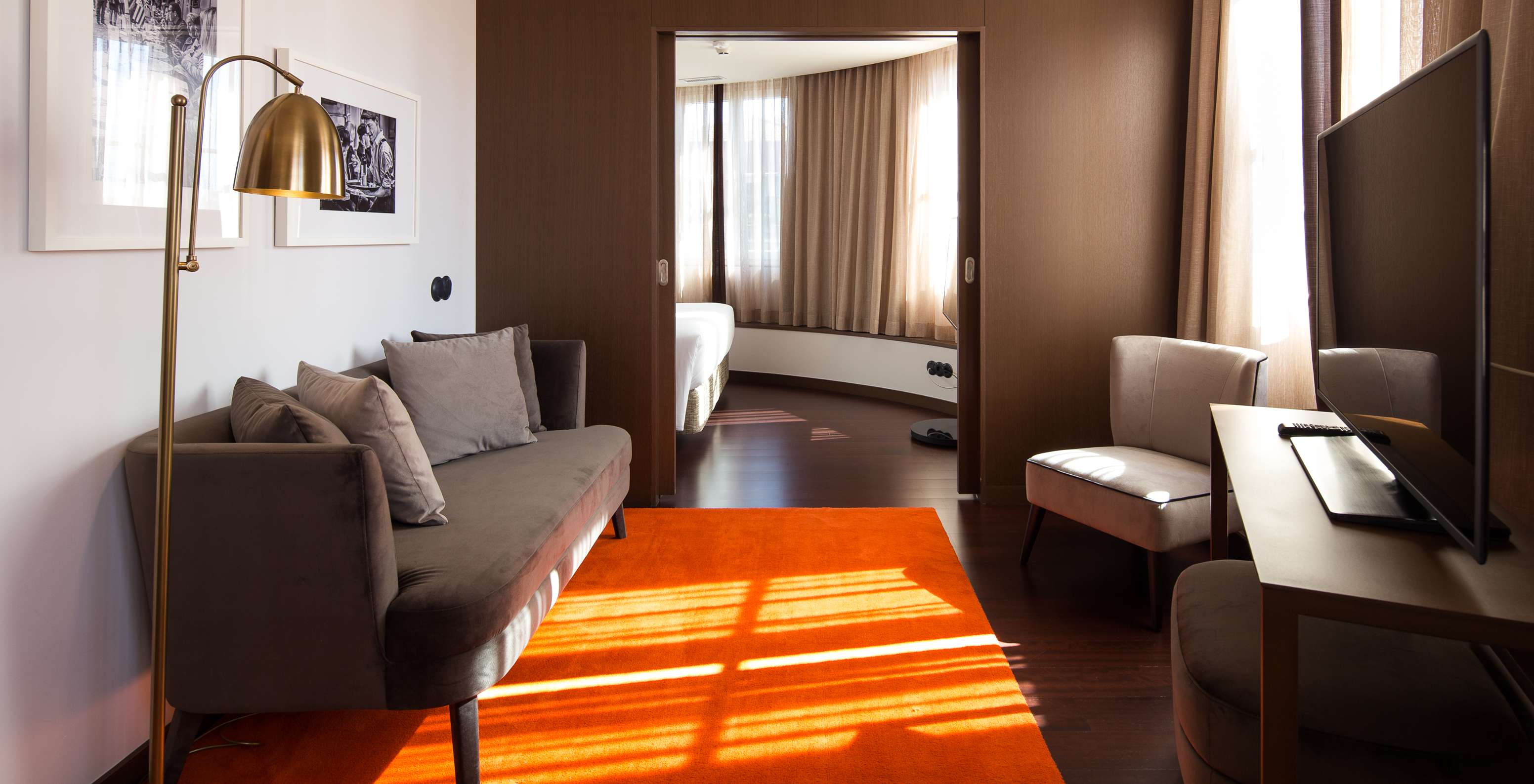 La Master Suite del Pestana Porto - A Brasileira tiene una pequeña sala con mucha luz, con sofá y televisión