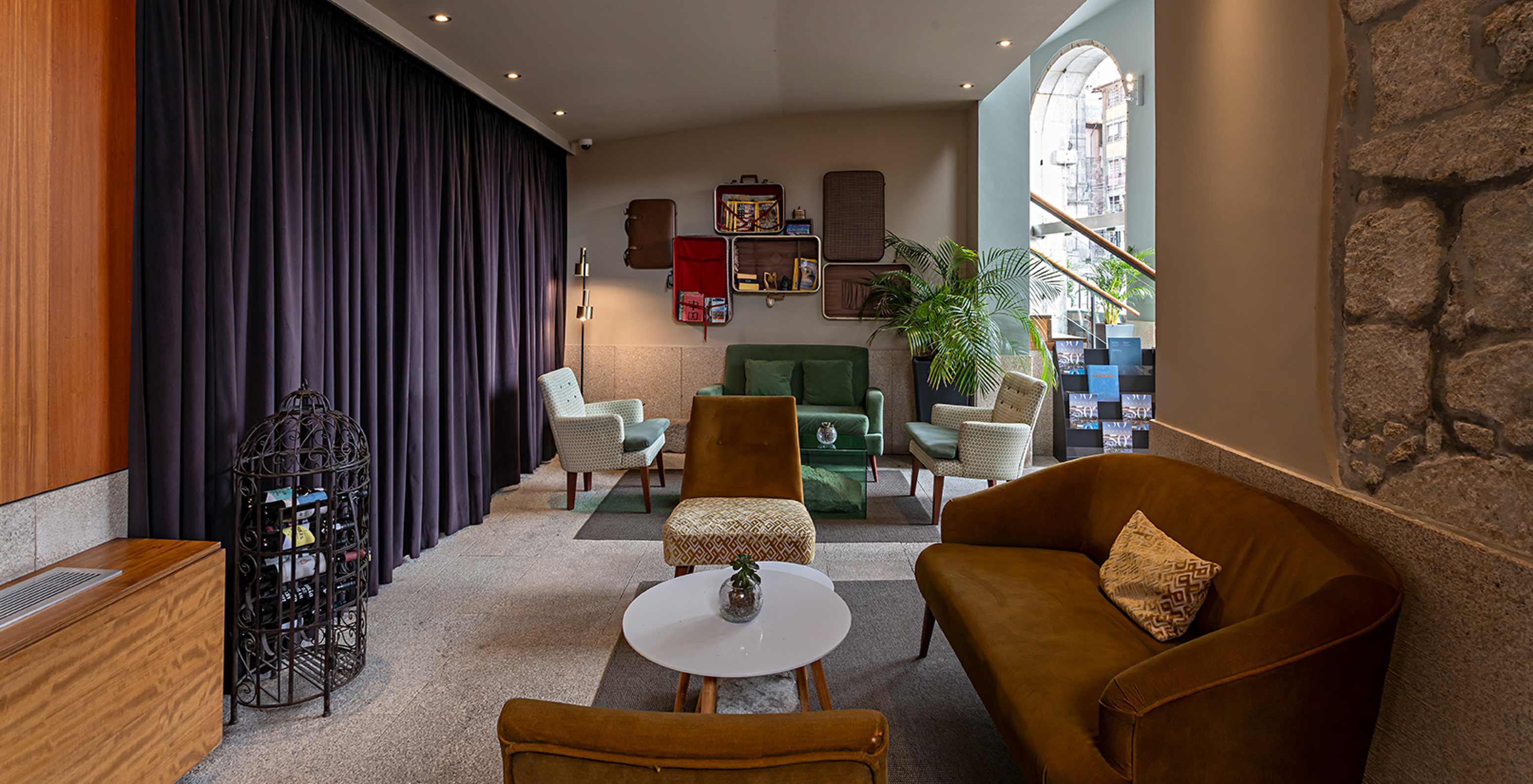 Pestana Vintage Porto tiene una sala de estar con varios sillones y un sofá, Hotel en la Praça da Ribeira, en Oporto