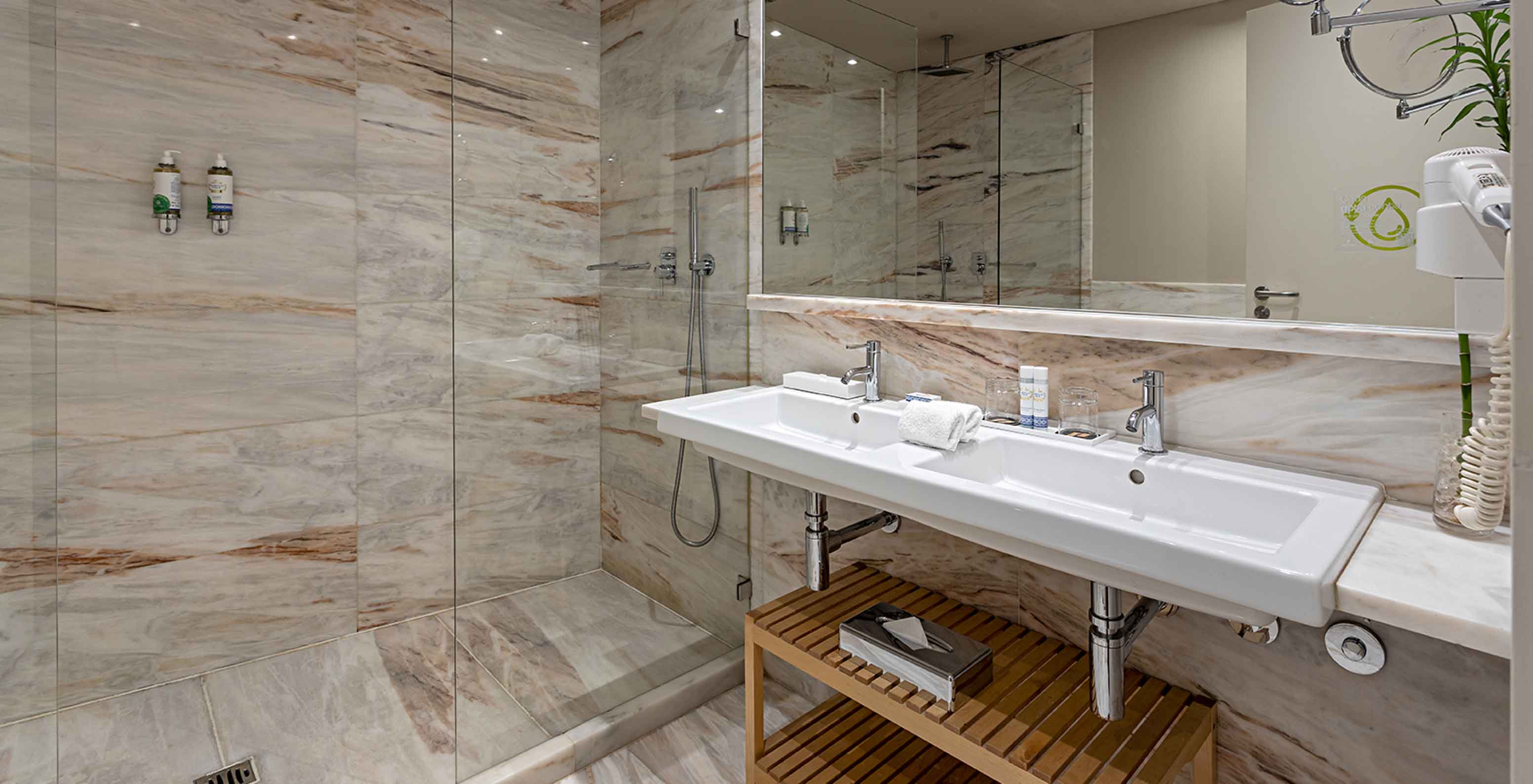 La Heritage Suite del Pestana Vintage Porto tiene un baño con paredes de mármol, lavabo y ducha