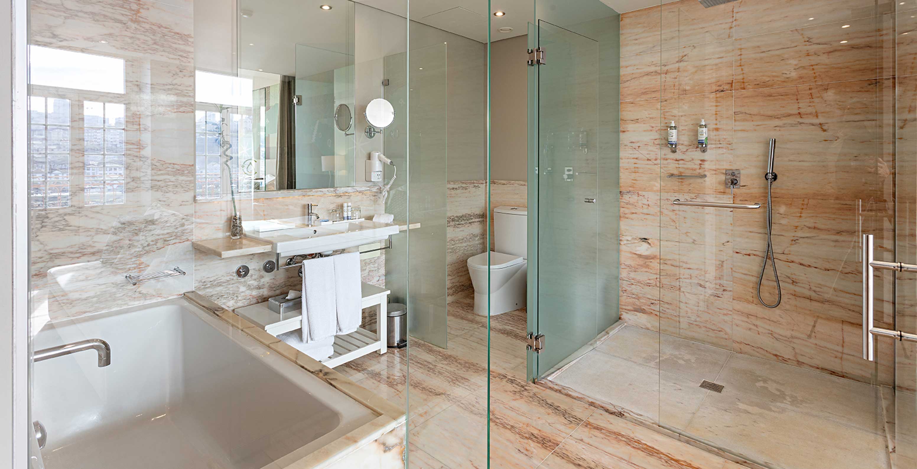 El Vintage Grand View Balcony del Pestana Vintage Porto tiene un baño con una ducha, una bañera y un lavabo