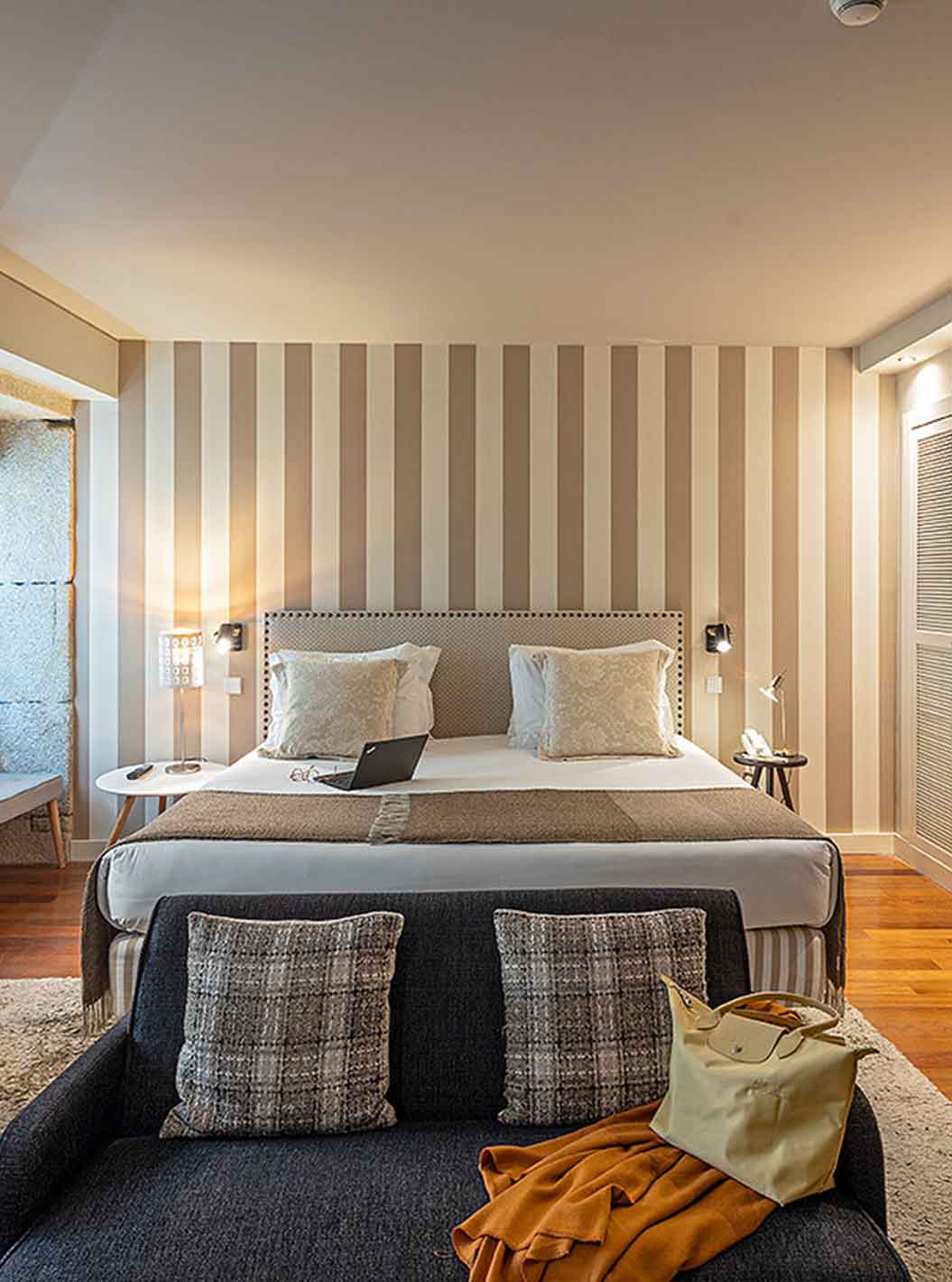 La Heritage Suite del Pestana Vintage Porto tiene una cama doble, un sofá, un escritorio y un armario blanco