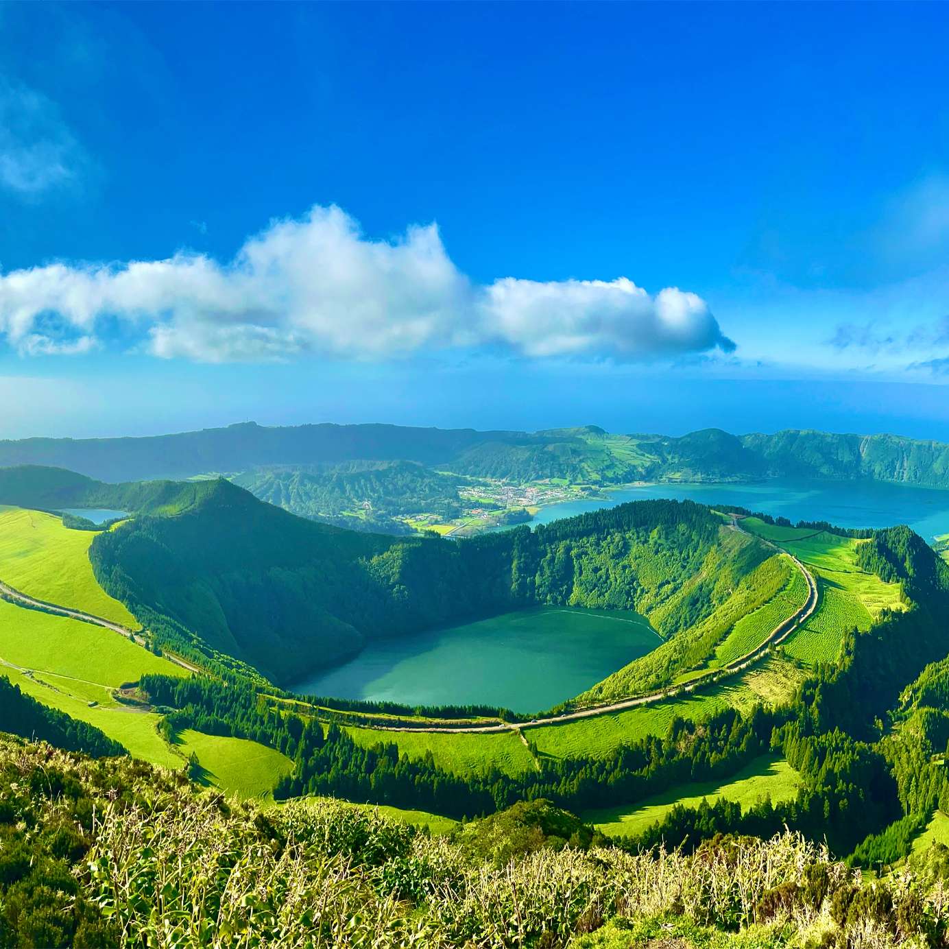 Hospédese en un hotel Pestana y explore la belleza natural de la laguna de las Sete Cidades en São Miguel, Azores.