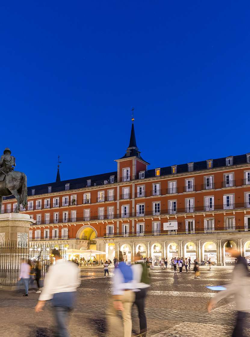 Plaza Mayor, en el centro histórico de Madrid, por la noche, con muchos turistas caminando más acerca del Pestana Plaza Mayor
