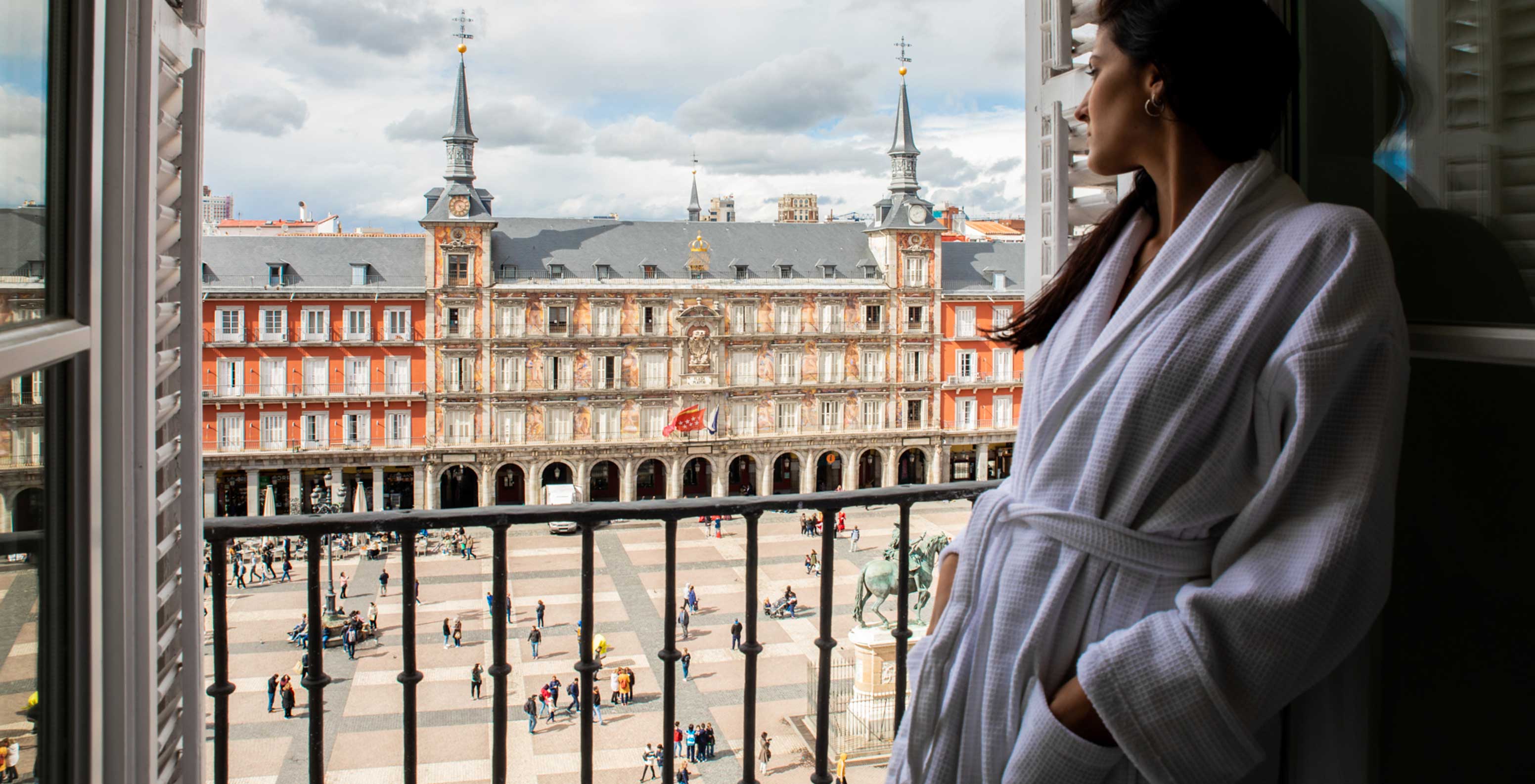 El Superior Plaza Mayor del Pestana Plaza Mayor Madrid tiene cama doble, ventana y balcón a Plaza Mayor