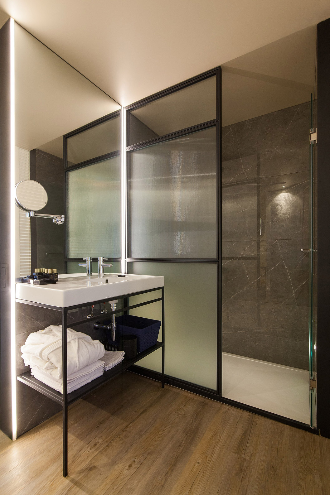 La habitación Superior del Pestana Collection Plaza Mayor tiene un baño con ducha walk-in, un espejo de aumento y amenities