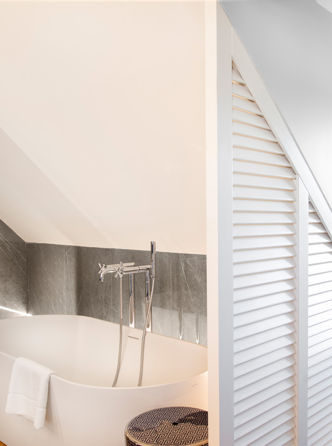 La Suite Plaza Mayor del Pestana Plaza Mayor Madrid tiene un baño con bañera y ventana con vista a la Plaza Mayor