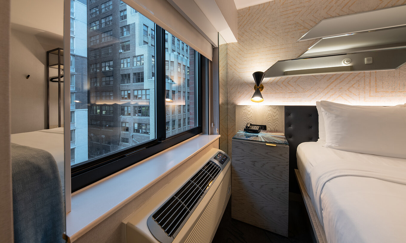 El Comfort Street View del Pestana CR7 Times Square tiene una ventana con vista a la ciudad junto a la cama doble