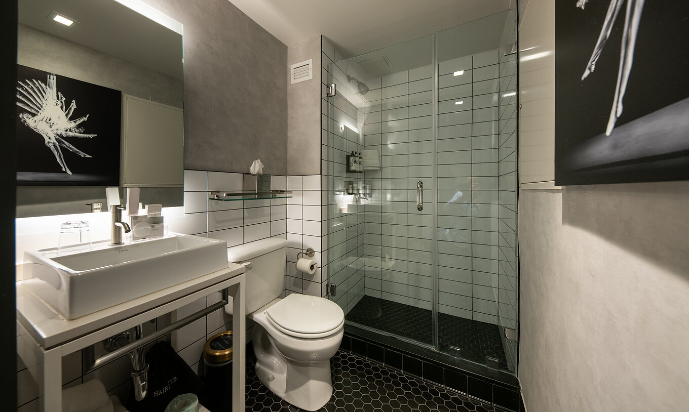 El Superior King High Floor del Pestana CR7 Times Square tiene un baño con lavabo, espejo y ducha