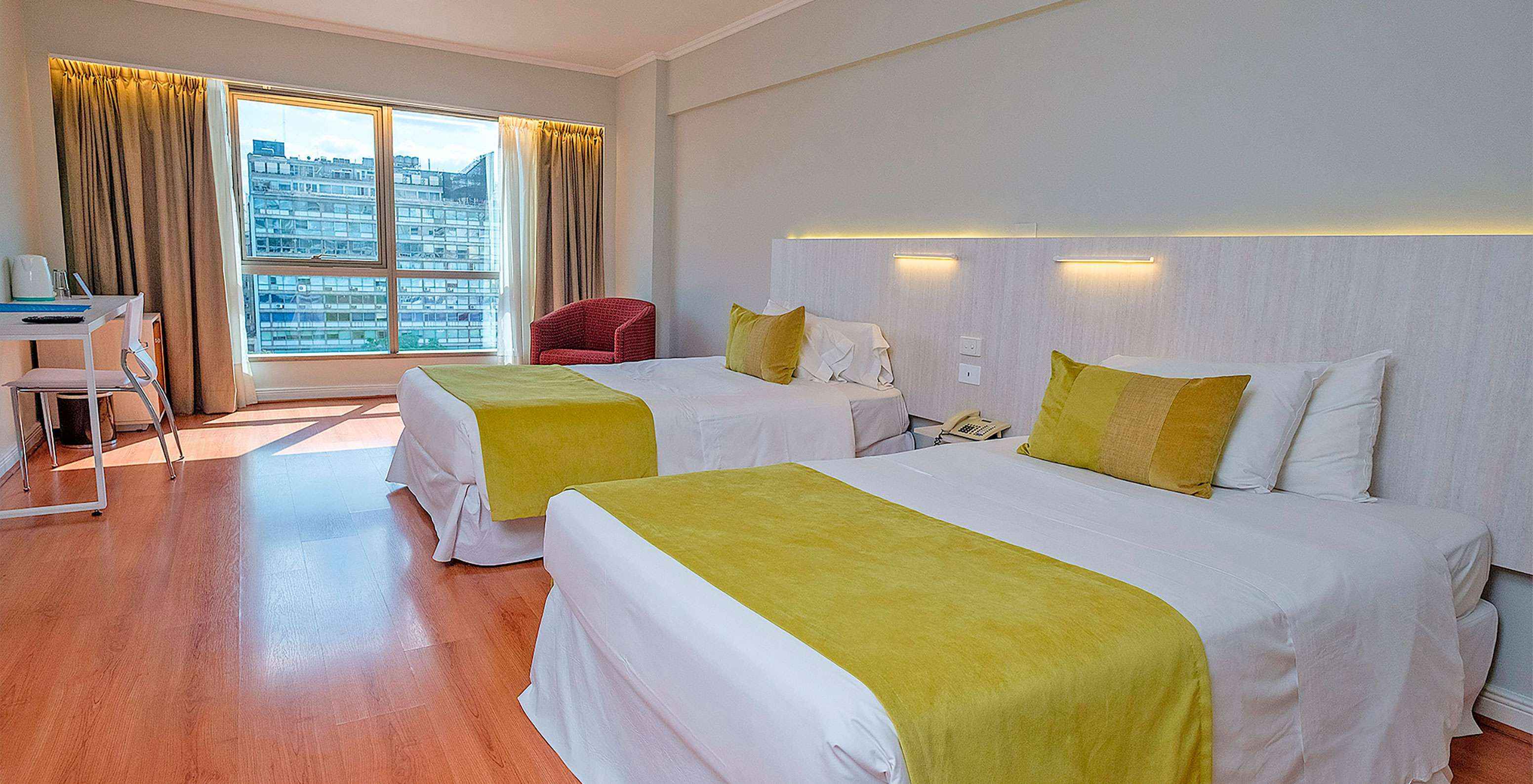 De Tweepersoons Superior van Pestana Buenos Aires heeft twee eenpersoonsbedden, nachttafel en stoel