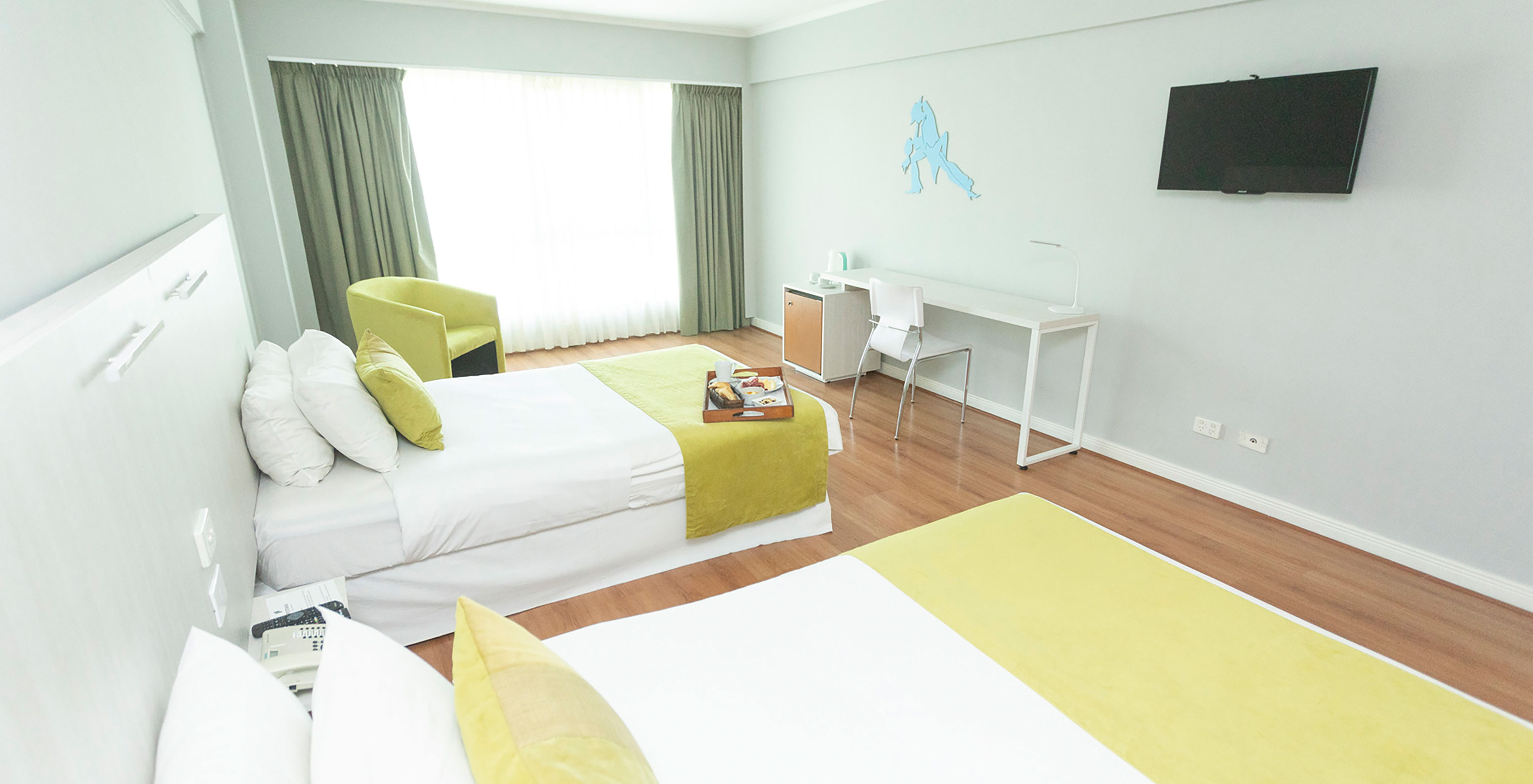 De Tweepersoons Superior van Pestana Buenos Aires heeft twee eenpersoonsbedden, bureau, stoel en televisie