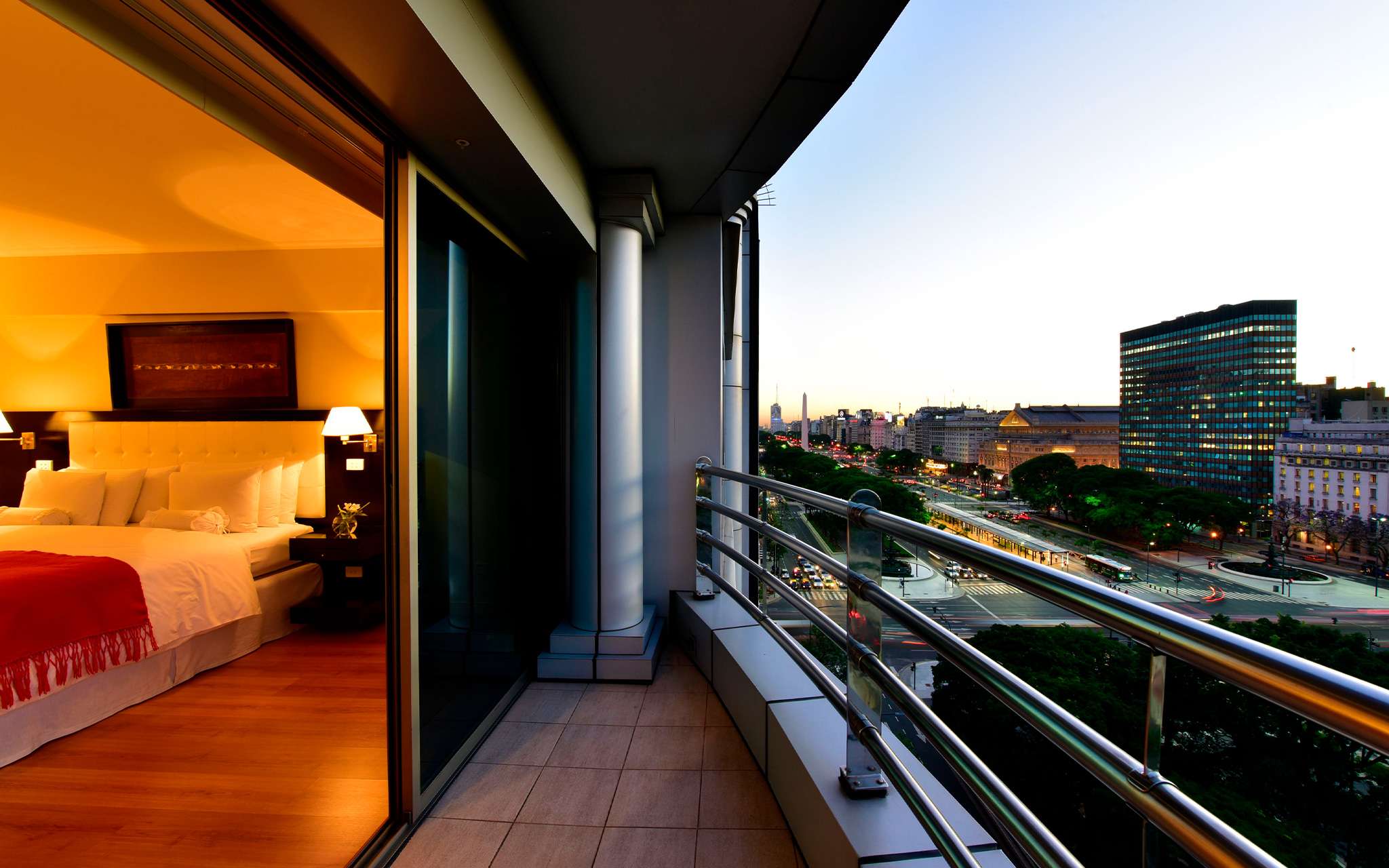 Panoramisch balkonzicht Pestana Buenos Aires met rechts stadscentrum