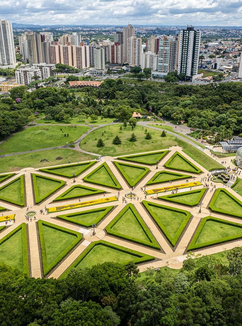 Luchtfoto van Curitiba met weelderige groene parken en indrukwekkende moderne architectuur