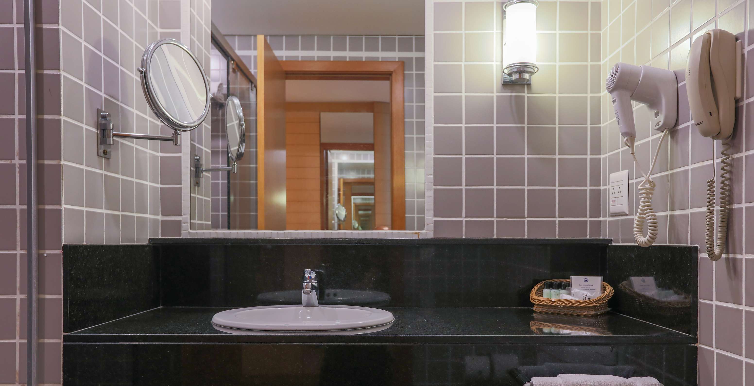 De Queen Standard van Pestana Curitiba heeft een badkamer met grijze tegels en een zwart blad met wastafel