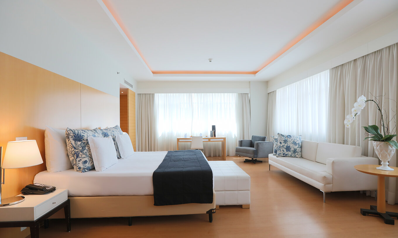 De Executive Suite van Pestana Curitiba is zeer ruim en licht, met een king size bed, bank en een bureau