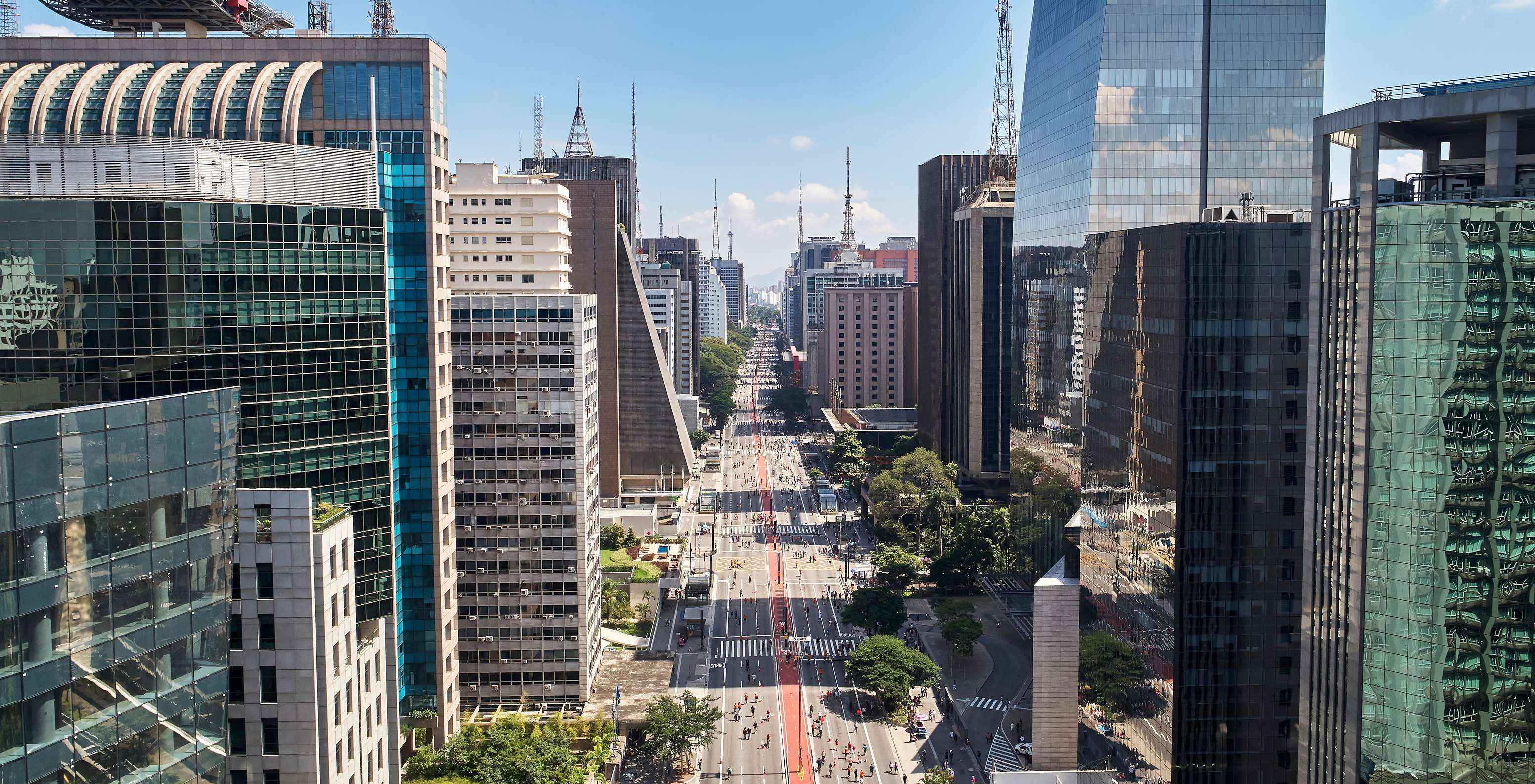 Indrukwekkende wolkenkrabbers langs de Avenida Paulista, met kantoren, banken en culturele centra