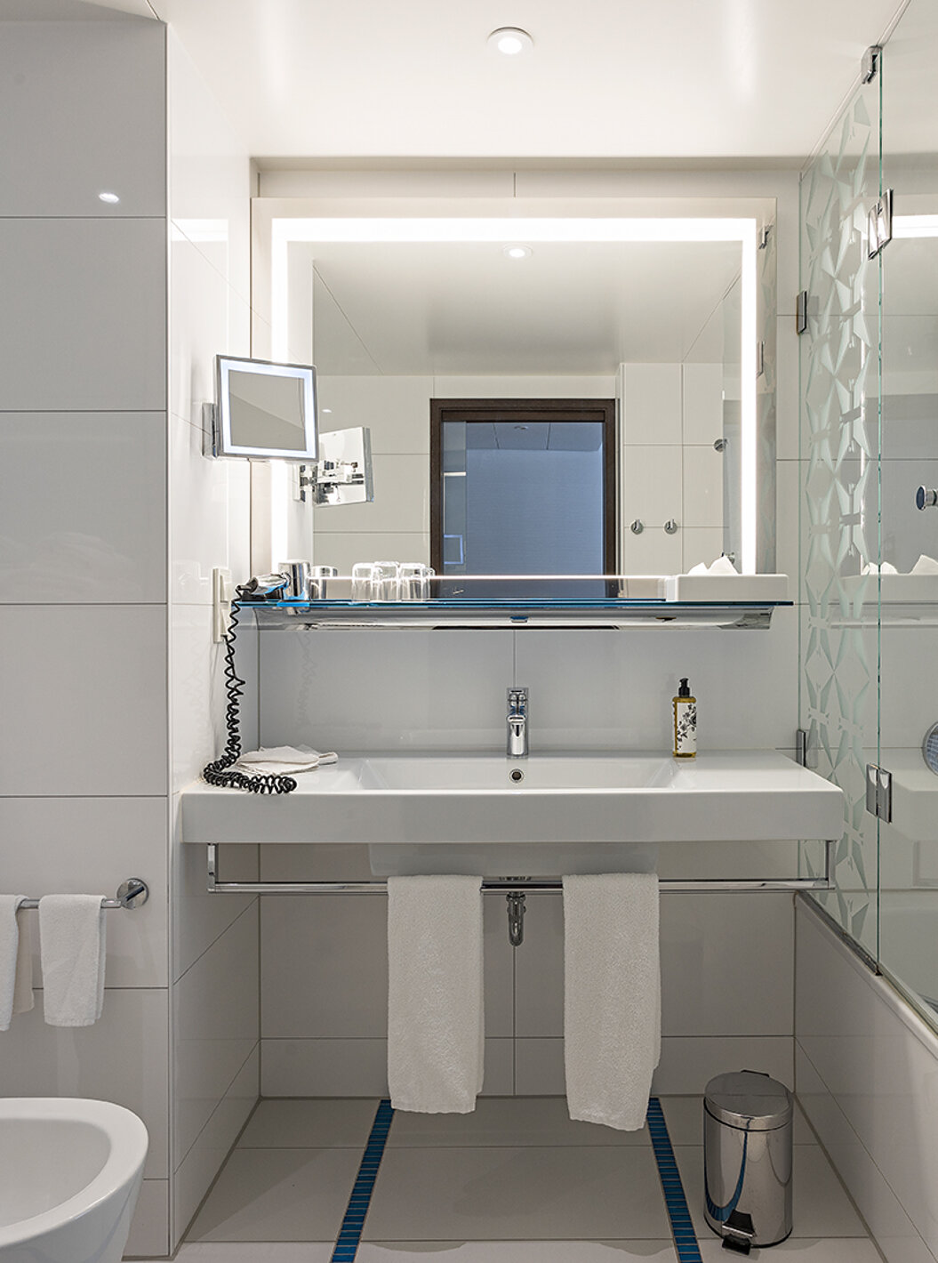 Family Deluxe met badkamer met bad, douche, wastafel en spiegel