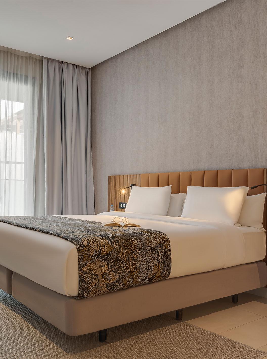 De Premium Familiale Superior Suite van Pestana Casablanca heeft een slaapsuite met een tweepersoonsbed en moderne decoratie