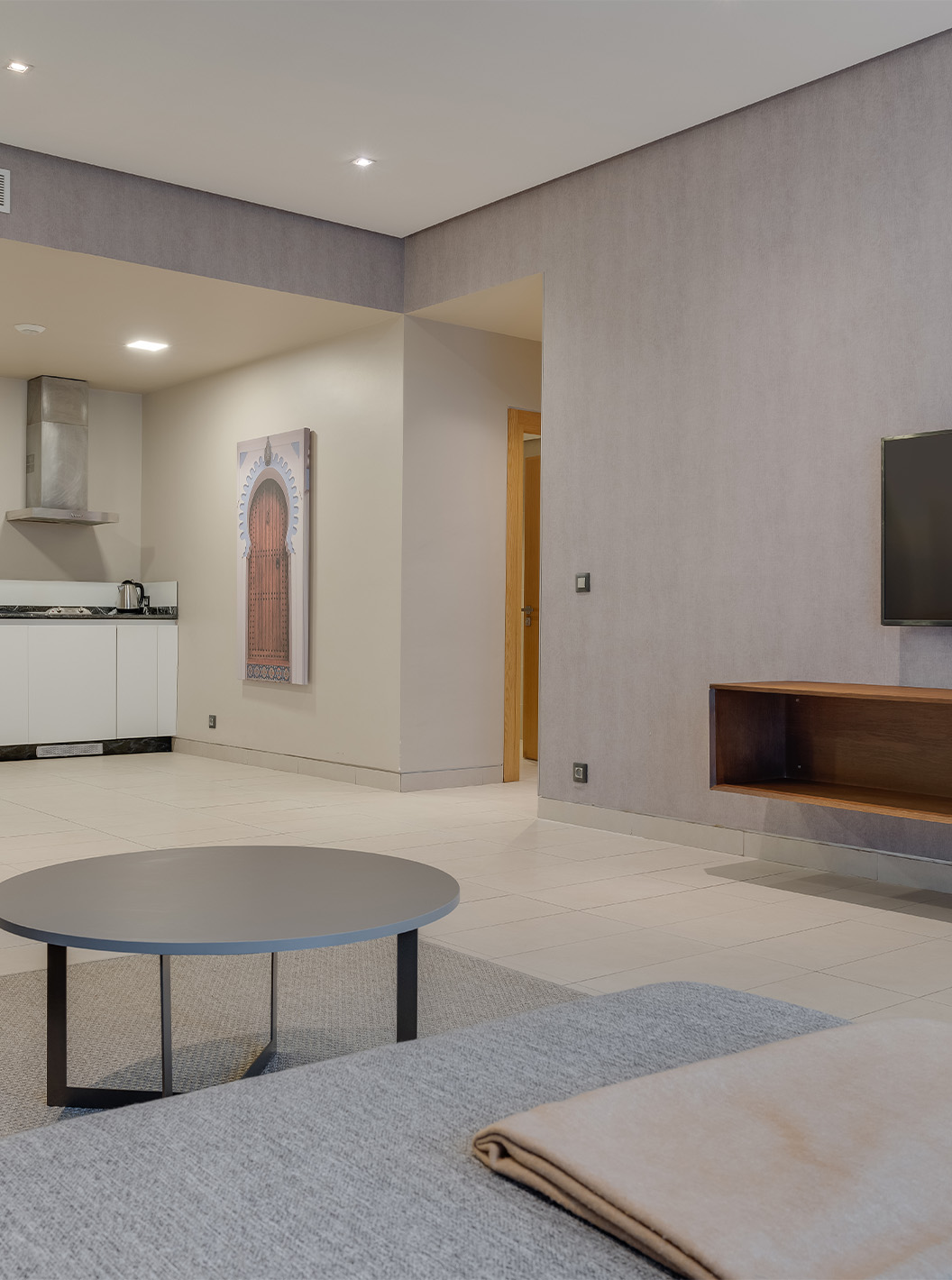 De Familiesuite van Pestana Casablanca heeft een ruime woonsuite met een bank, satelliet-tv, een eettafel en een kitchenette.