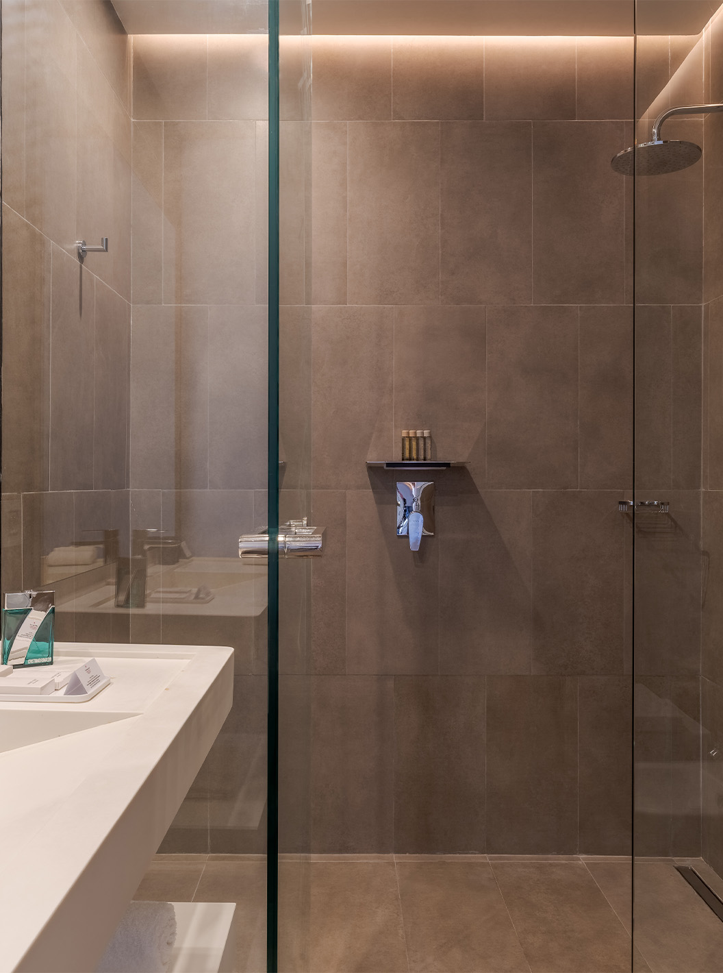 De CR7 Superior Avenue van Pestana CR7 Marrakech heeft een badkamer met inloopdouche en wastafel met een grote spiegel