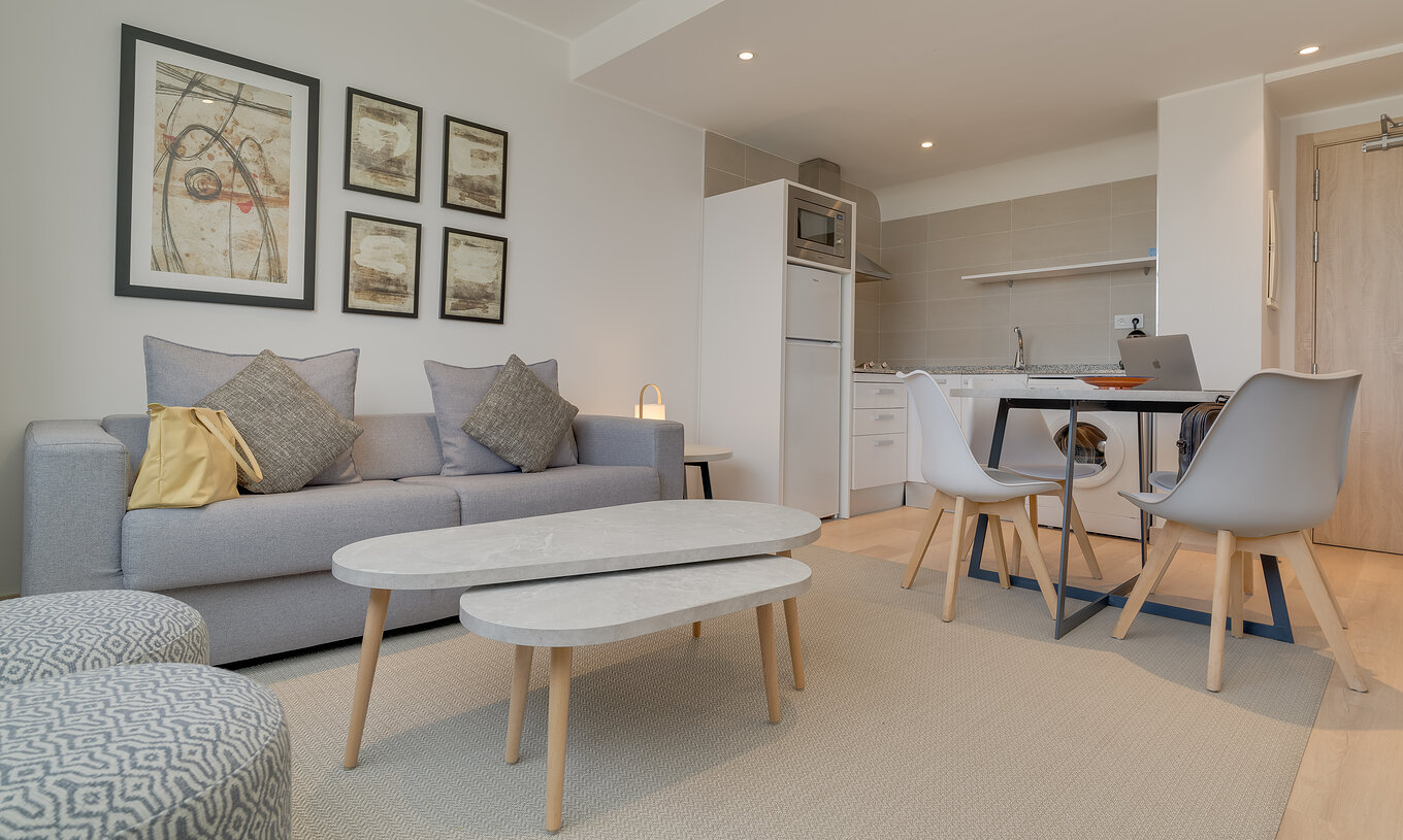 De Familiesuite van Pestana Tanger City Center heeft een woonkamer met bank en een kitchenette met eettafel