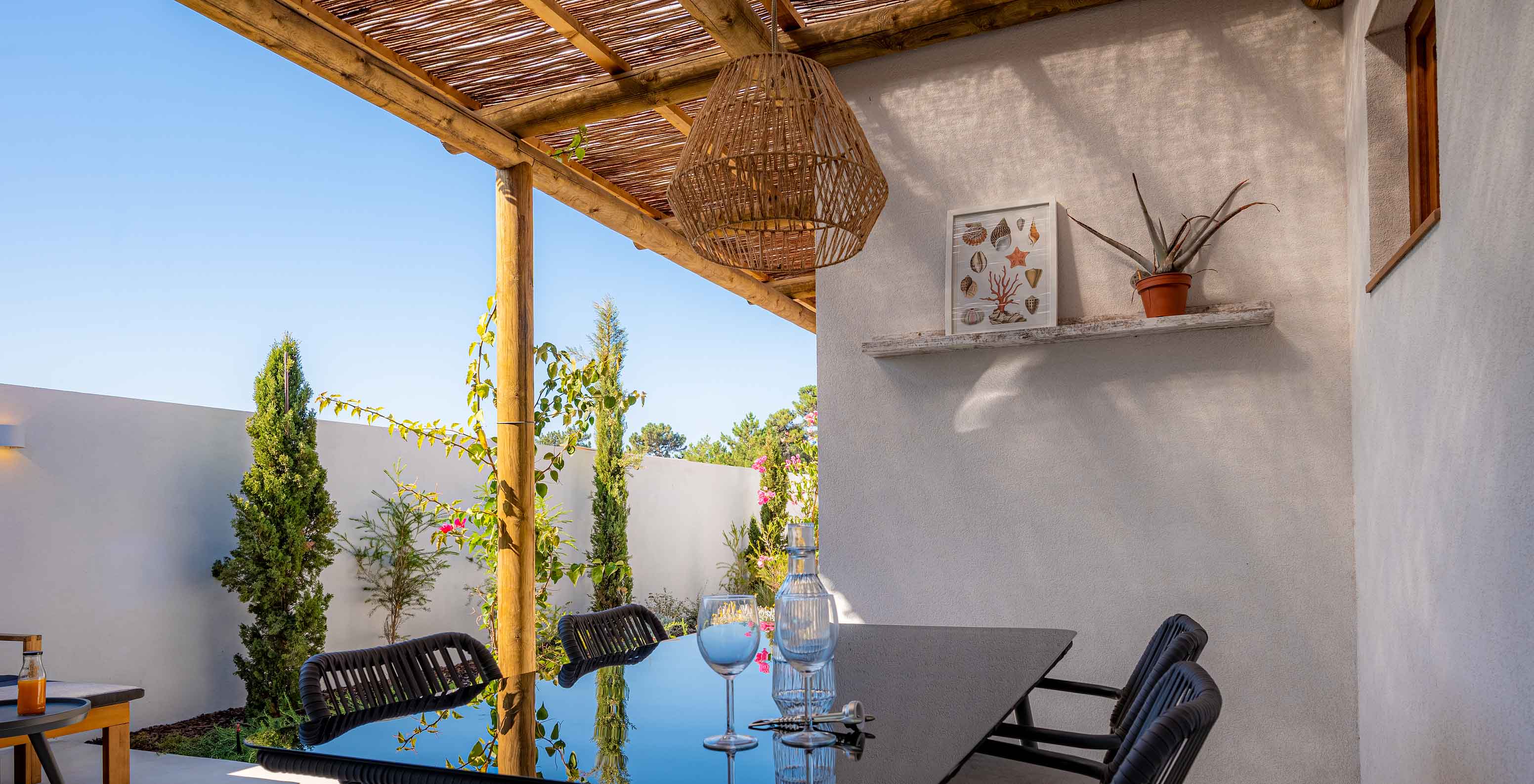 De Standaard Villa T2 bij Pestana Comporta Village Residences heeft een buiteneettafel onder een pergola