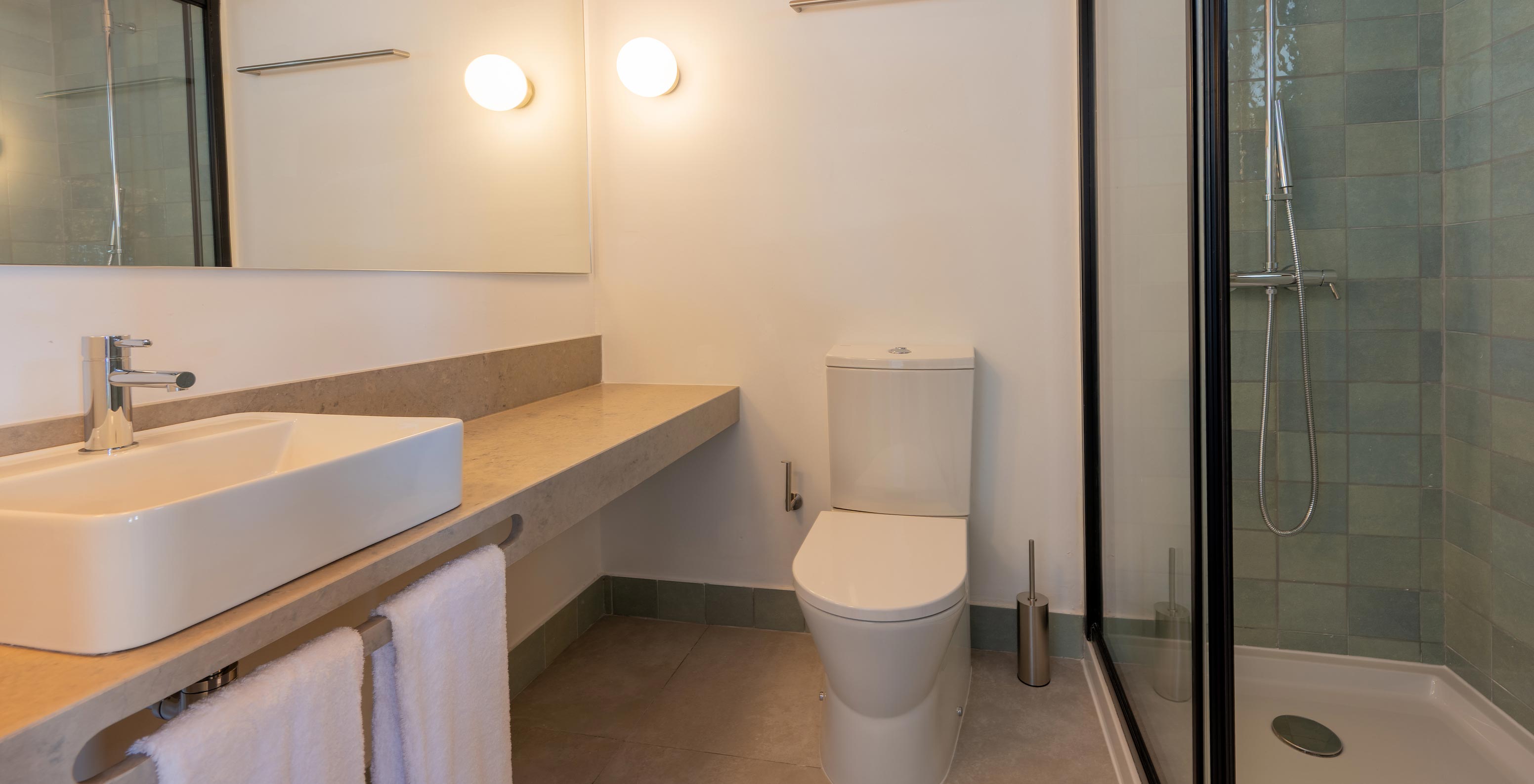 De Standaard Groene Villa bij Pestana Comporta Village Residences heeft een badkamer met een wastafel en een toilet