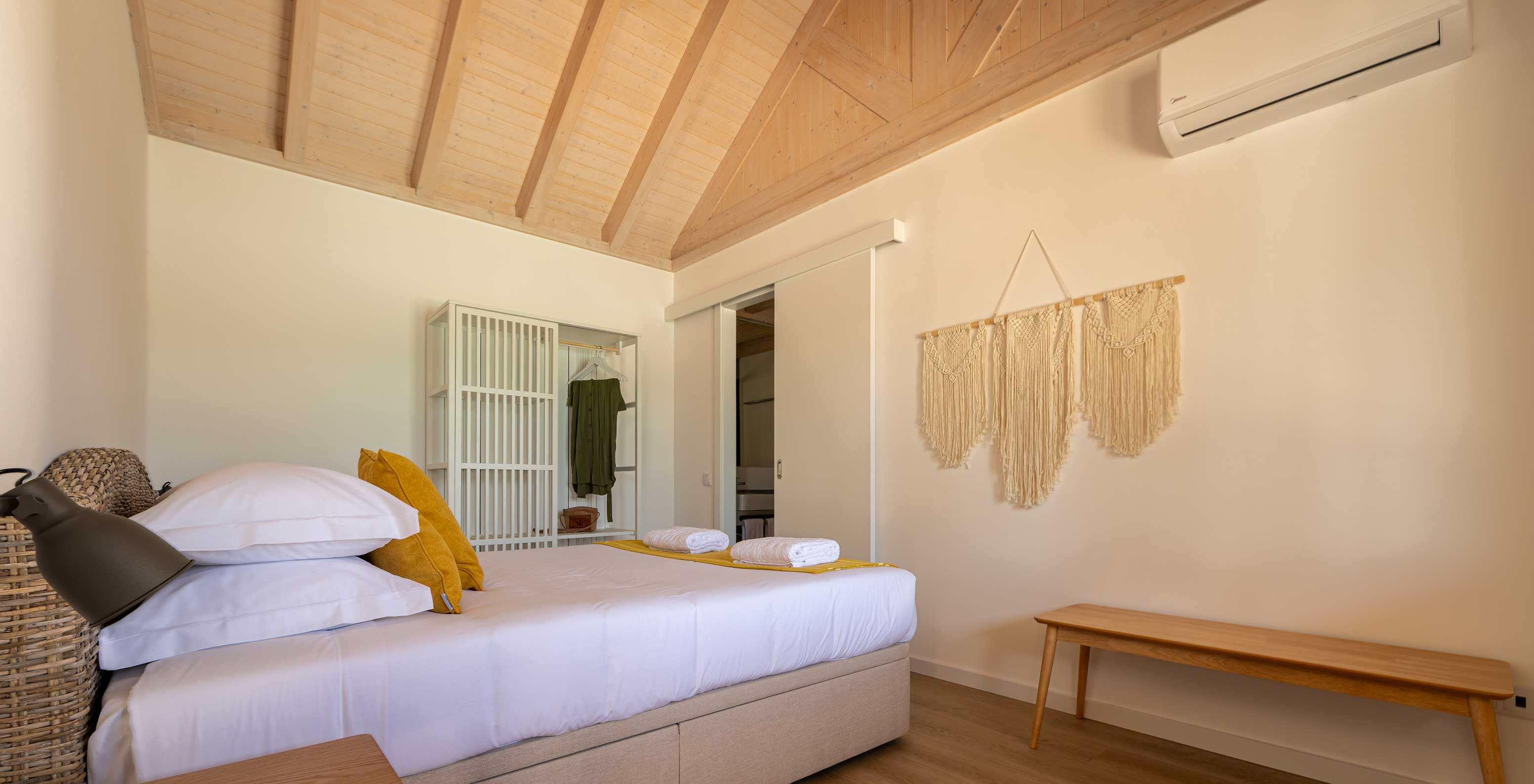 De Standaard Groene Villa bij Pestana Comporta Village Residences heeft een minimalistische slaapkamer met een bed en bank