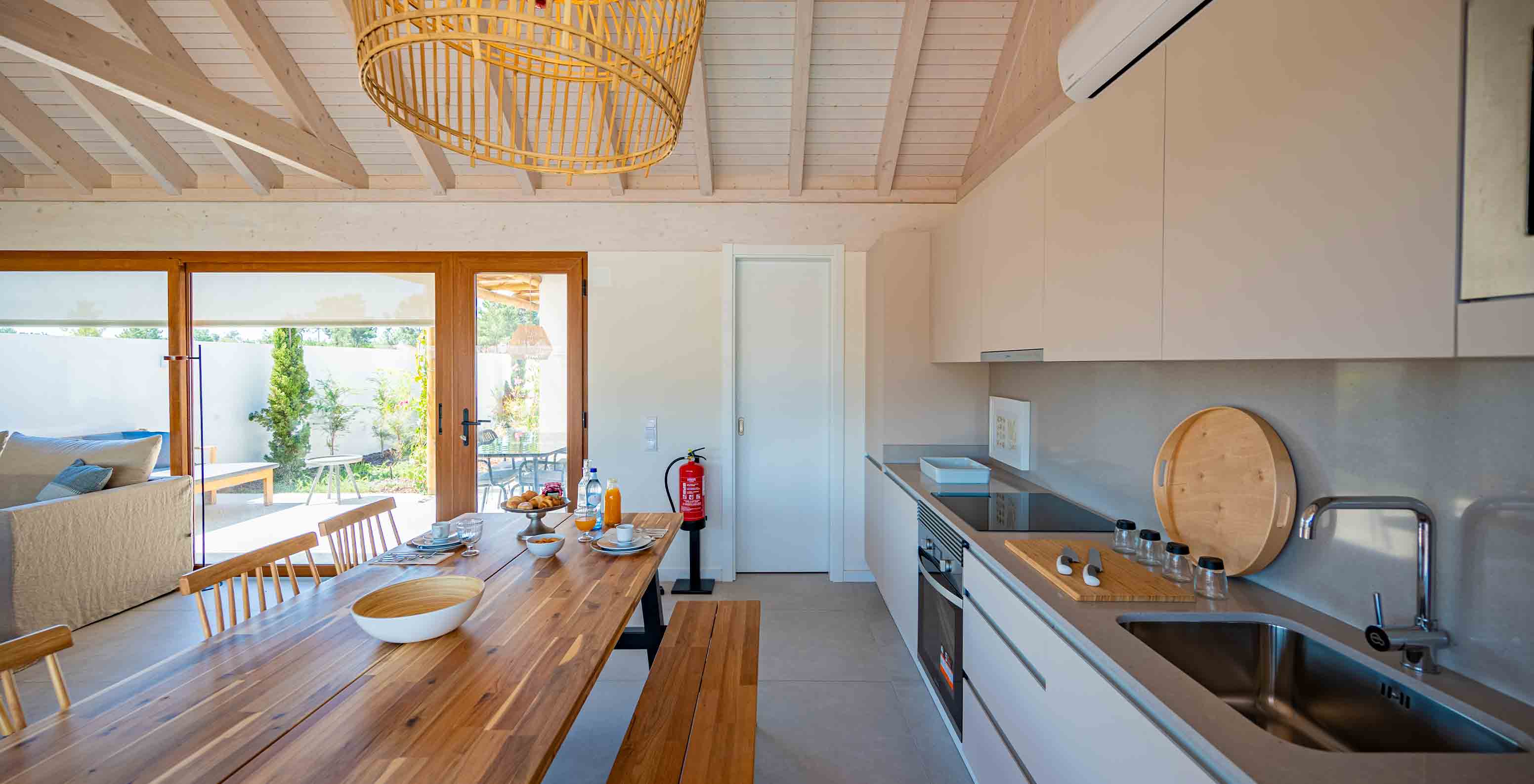 De Standaard Villa bij Pestana Comporta Village Residences heeft een moderne keuken met een houten tafel en een oven