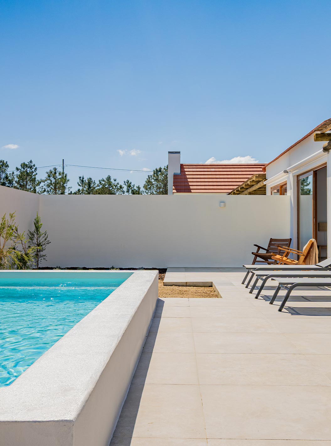 De Premium Villa bij Pestana Comporta Village Residences heeft een zwembad, ligstoelen en een buitenpergola