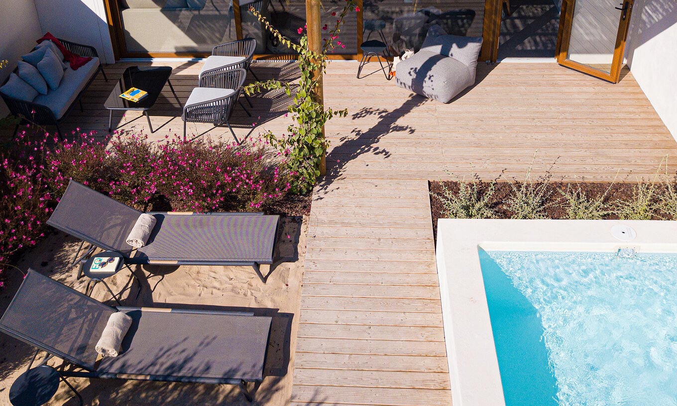 De Standaard Villa (2 volwassenen) bij Pestana Comporta Village Residences heeft een terras met een zwembad, ligstoelen en planten