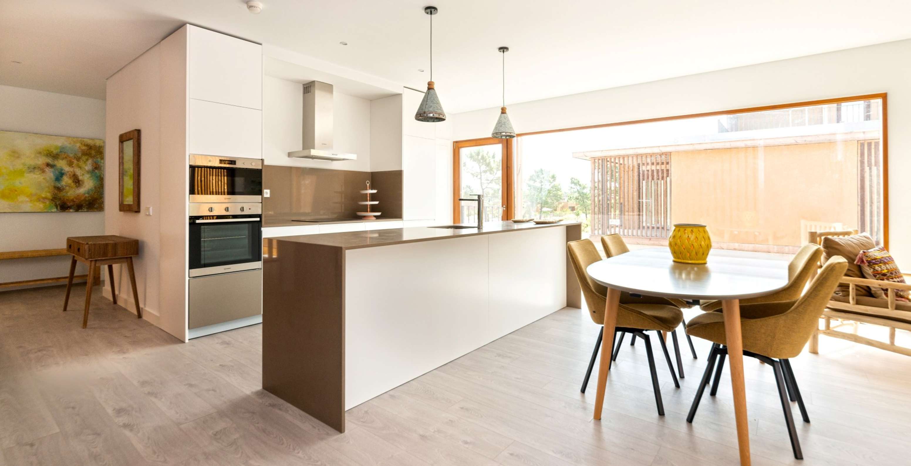 Het Eco Village Appartement 1e Verdieping Uitzichten van Pestana Tróia Eco Resort heeft een keuken met aanrecht en tafel