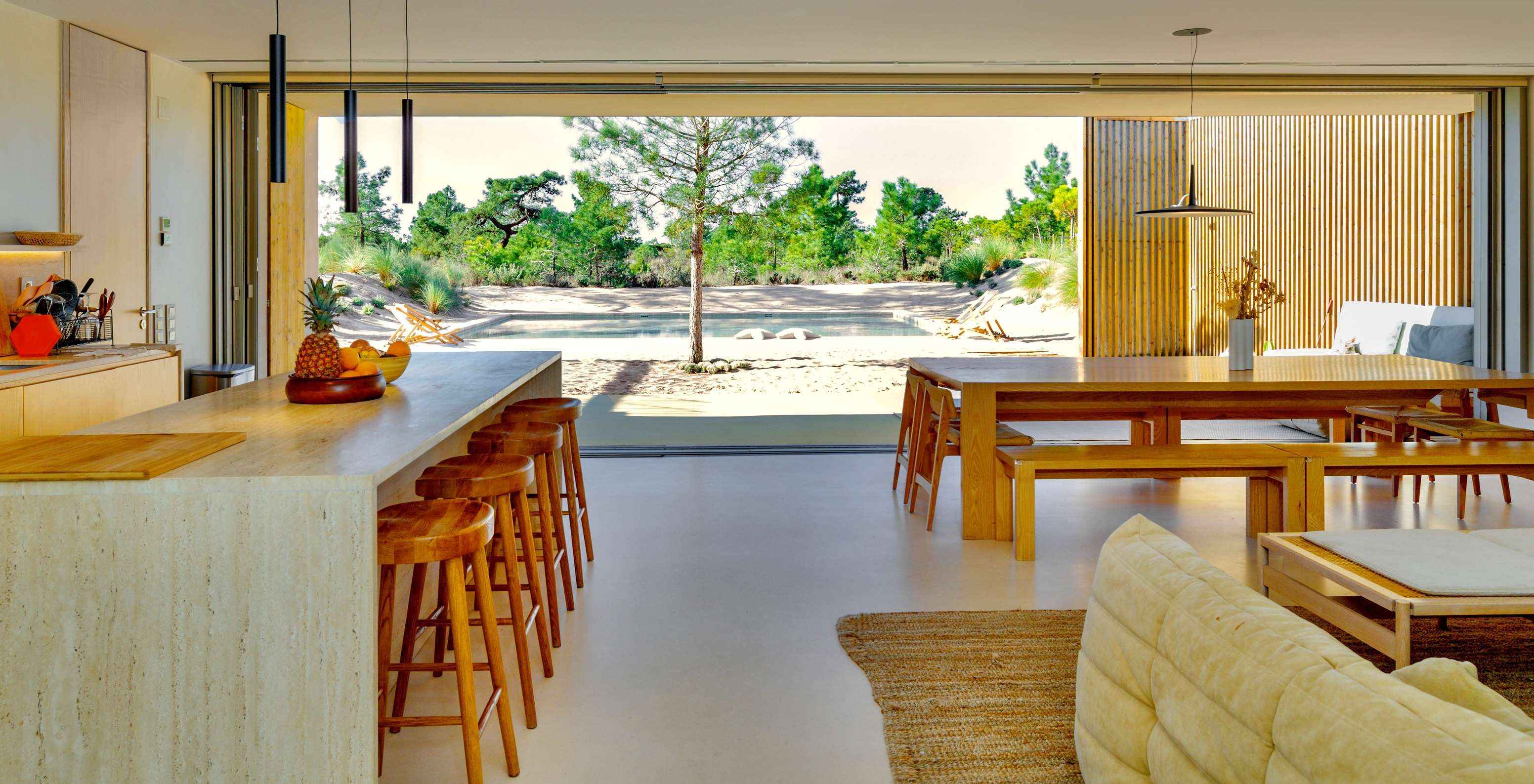 De Exclusieve Premium Villas met Privézwembad van Pestana Tróia Eco Resort hebben een woonkamer met uitzicht op het zwembad