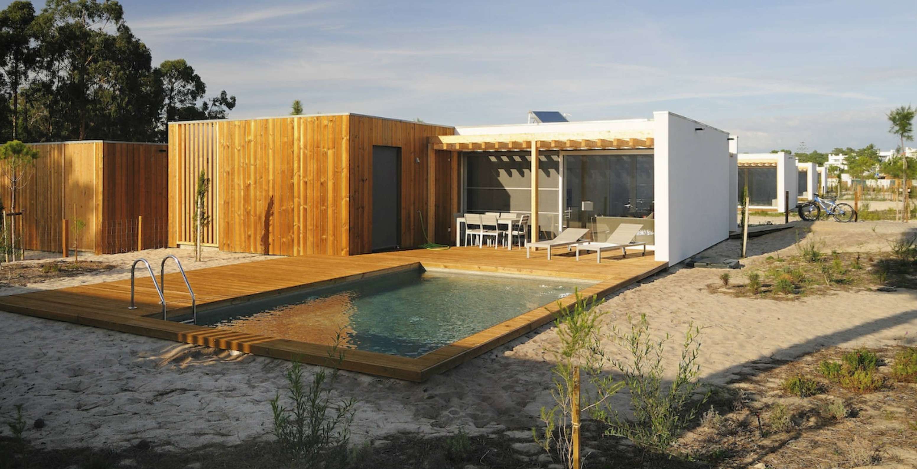 De Sand Villas met Privézwembad van Pestana Tróia Eco Resort hebben ligstoelen en een tafel