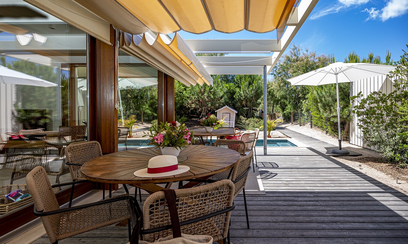 De Aqua Villa van Pestana Tróia Eco Resort heeft een terras met tafels en stoelen om te ontspannen