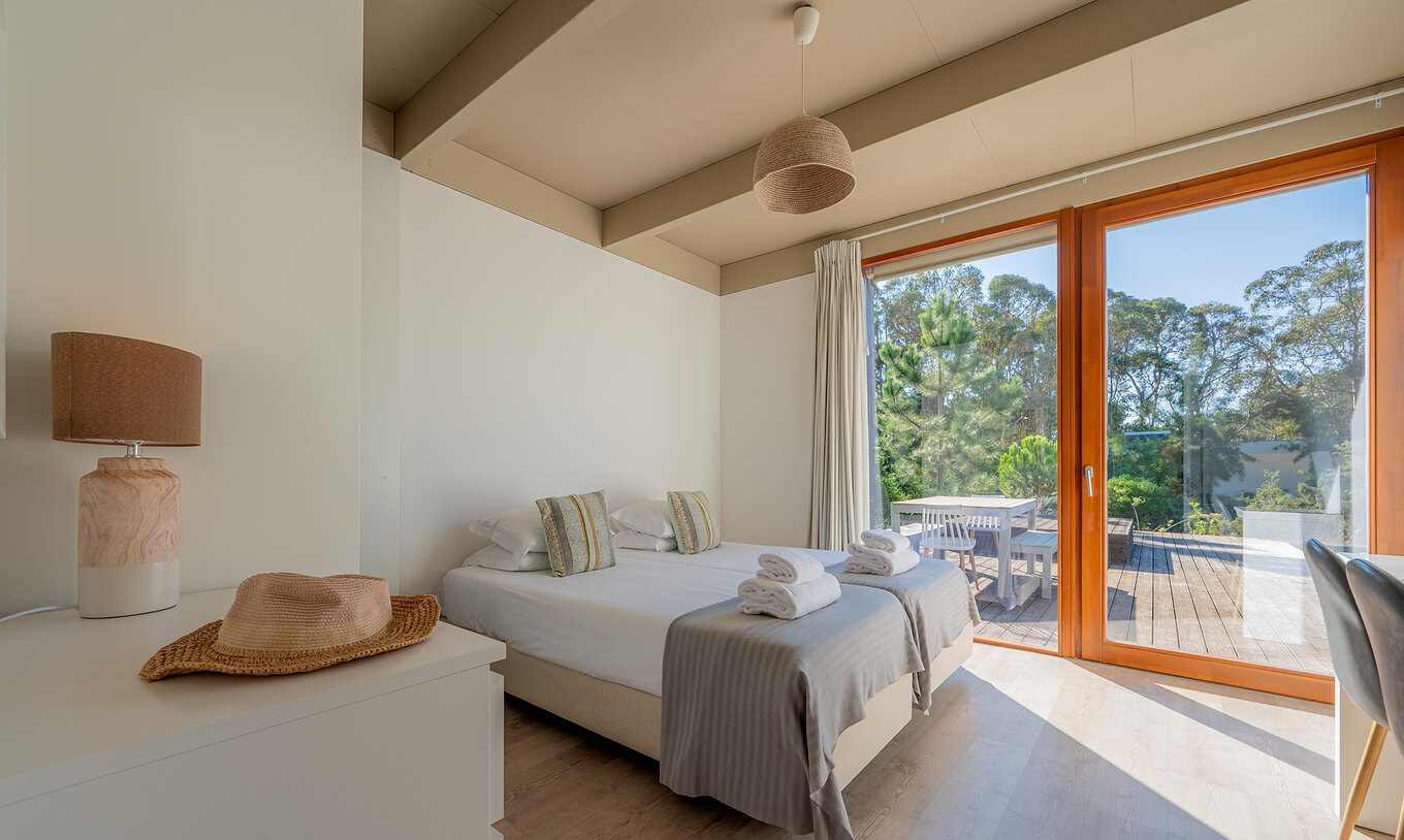 De Beach Villa met Privézwembad van Pestana Tróia Eco Resort heeft een tweepersoonsbed met toegang tot terras