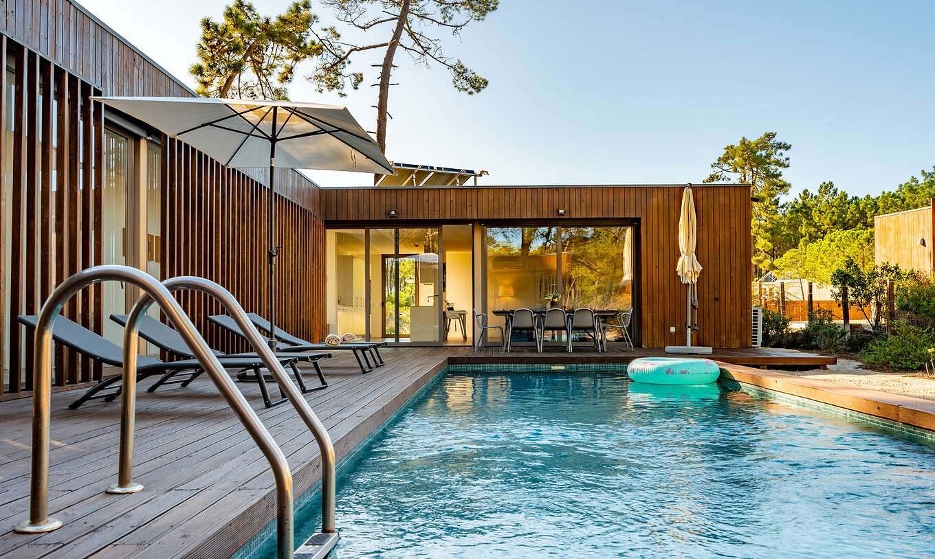 De Luxe 4 Slaapkamer Villas met Privézwembad van Pestana Tróia Eco Resort heeft ligstoelen bij het zwembad