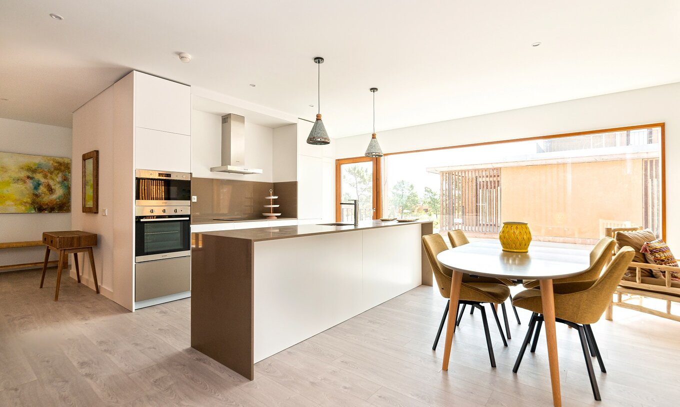 Het Eco Village Appartement 1e Verdieping Uitzichten van Pestana Tróia Eco Resort heeft een keuken met aanrecht en tafel