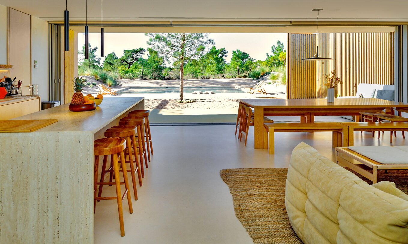 De Exclusieve Premium Villas met Privézwembad van Pestana Tróia Eco Resort hebben een woonkamer met uitzicht op het zwembad