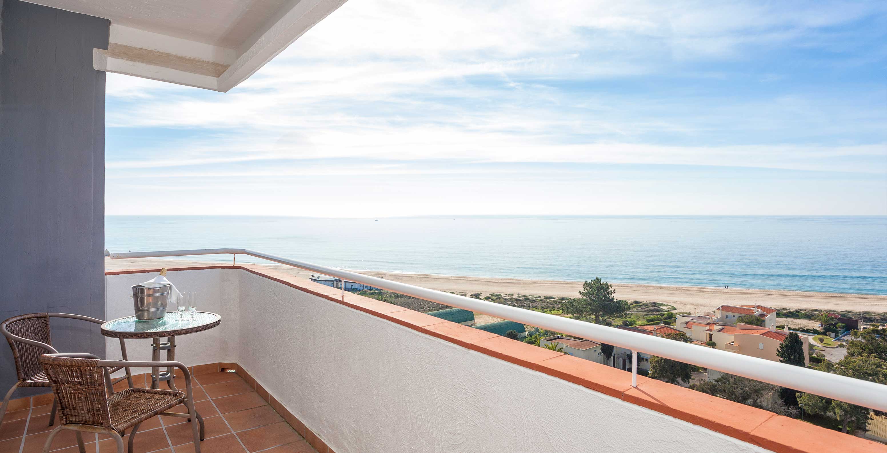 De Superior Studio Vista Mar van Pestana Alvor Atlântico heeft een balkon met tafel en stoelen voor het uitzicht