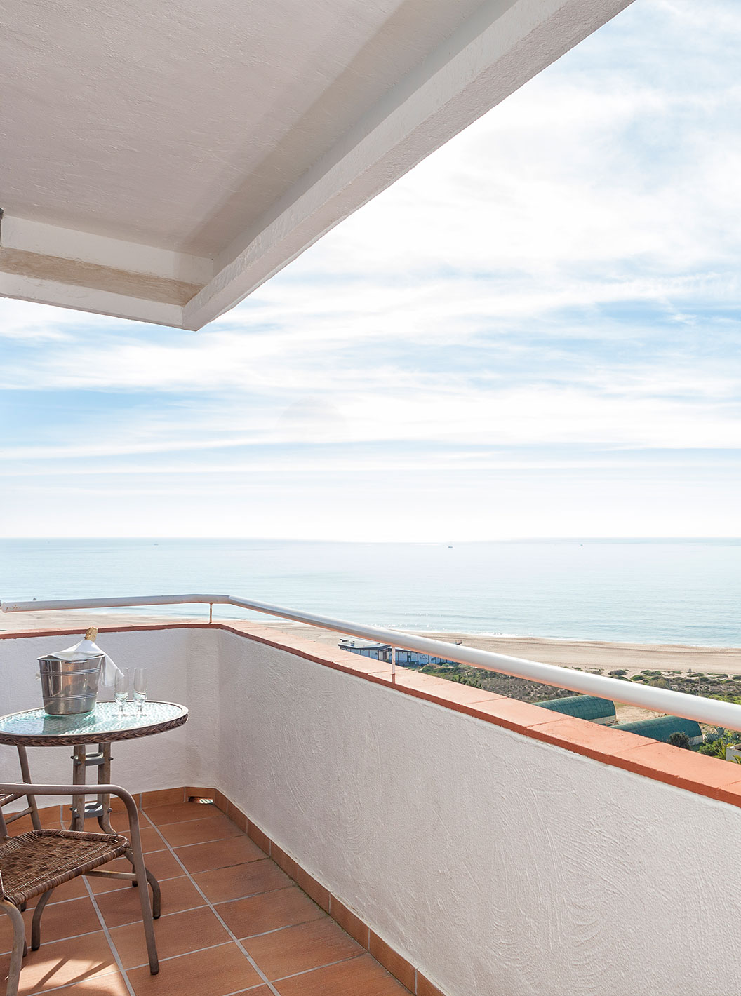 De Superior Studio Vista Mar van Pestana Alvor Atlântico heeft een balkon met tafel en stoelen voor het uitzicht