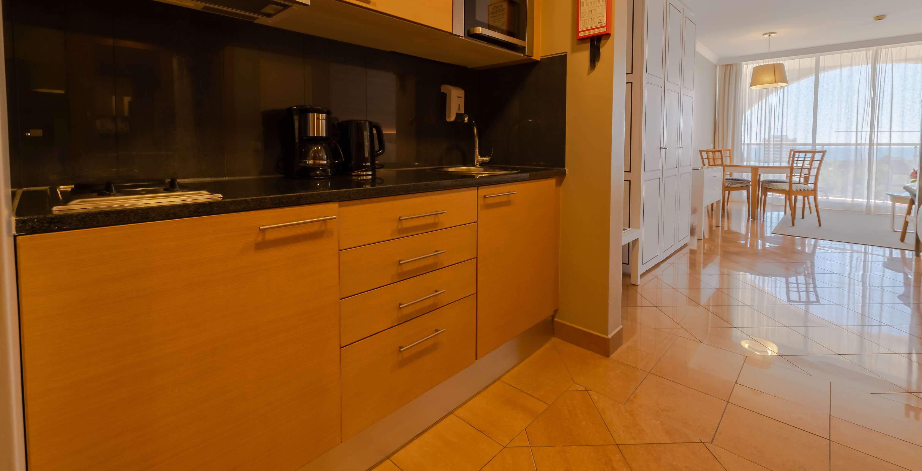 Het T0 - Premium Studio van Pestana Alvor Park heeft een keuken met waterkoker en magnetron