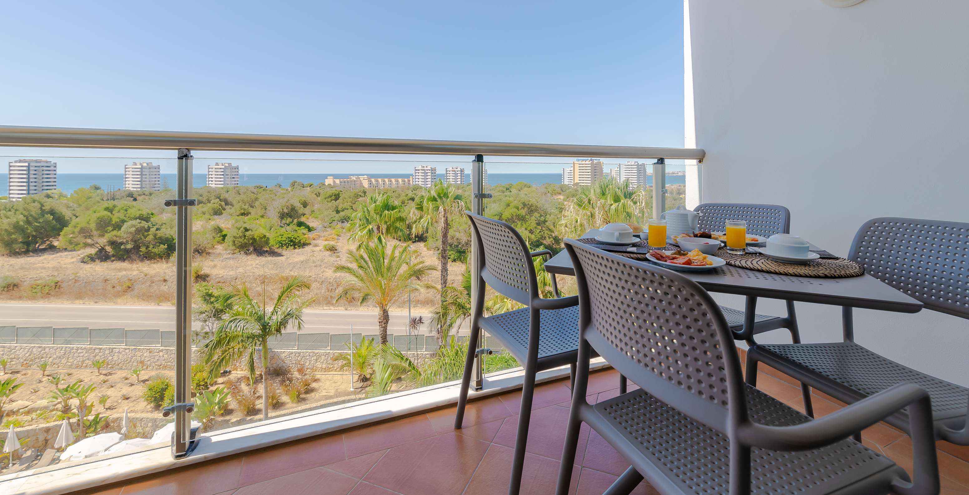 Het T1 - met 1 Kamer Superior van Pestana Alvor Park heeft een balkon met tafel en uitzicht op zee